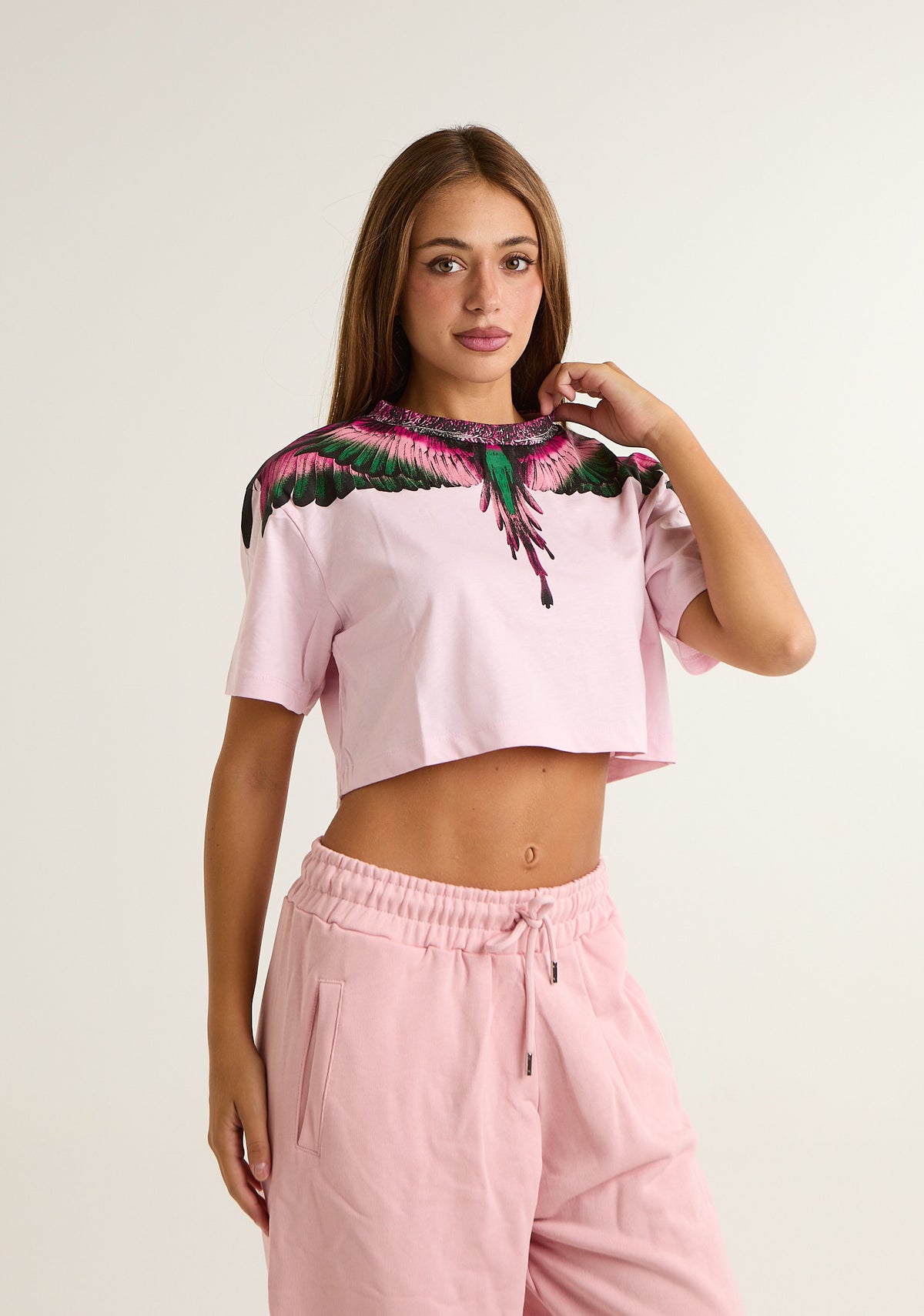 T-shirt crop con ali colorate