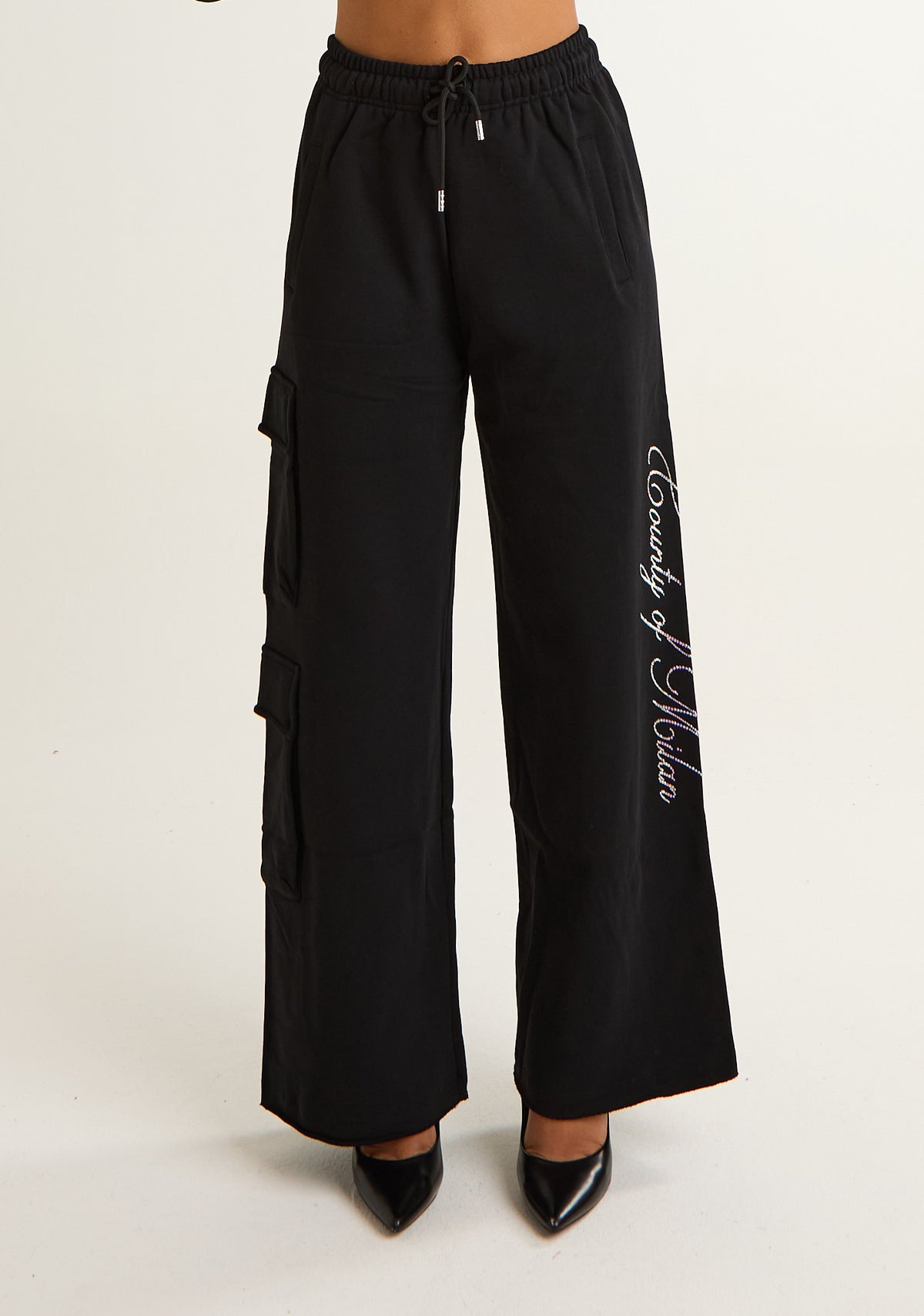 Pantalone con applicazioni laterali logate