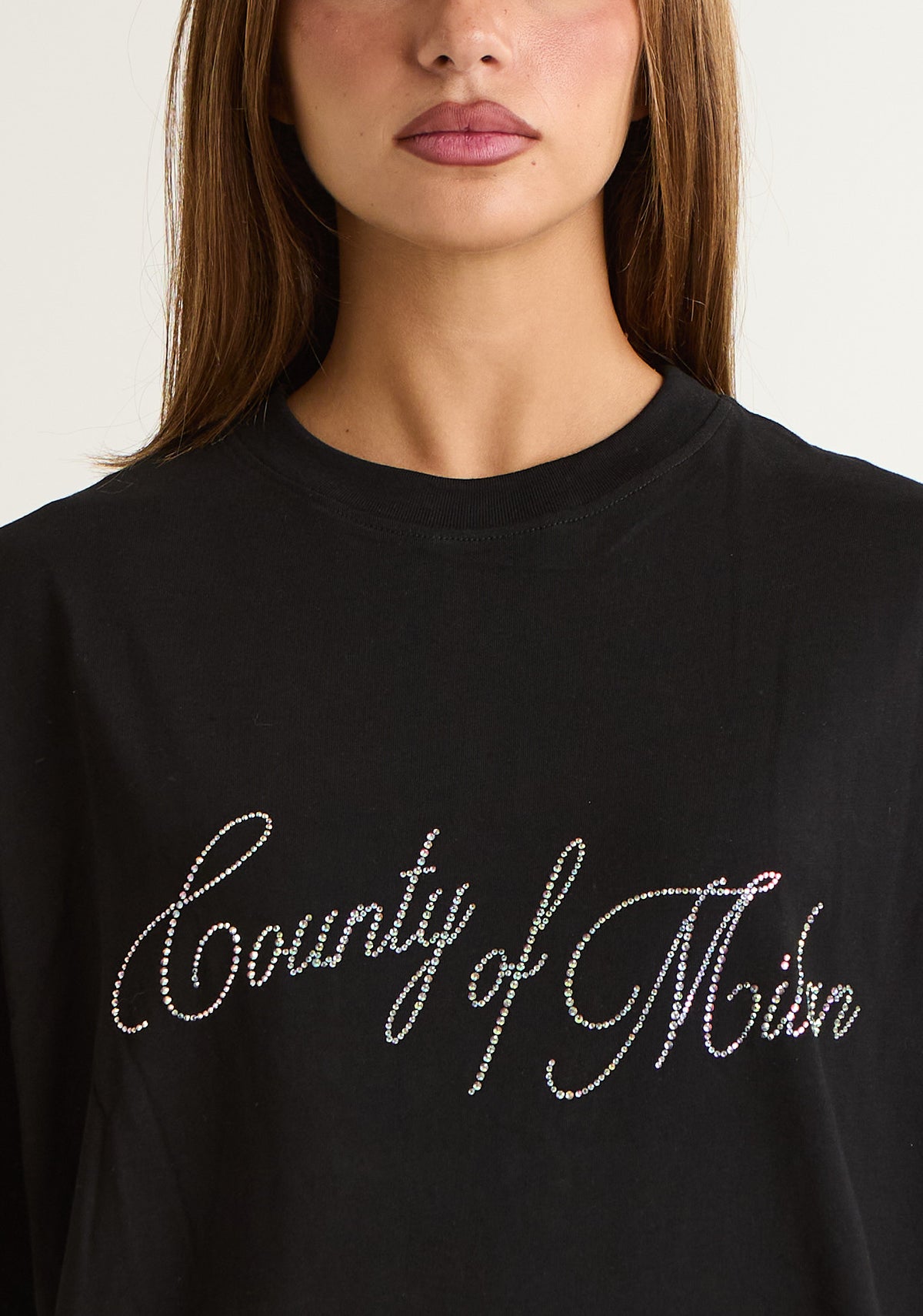 T-shirt con logo prezioso applicato