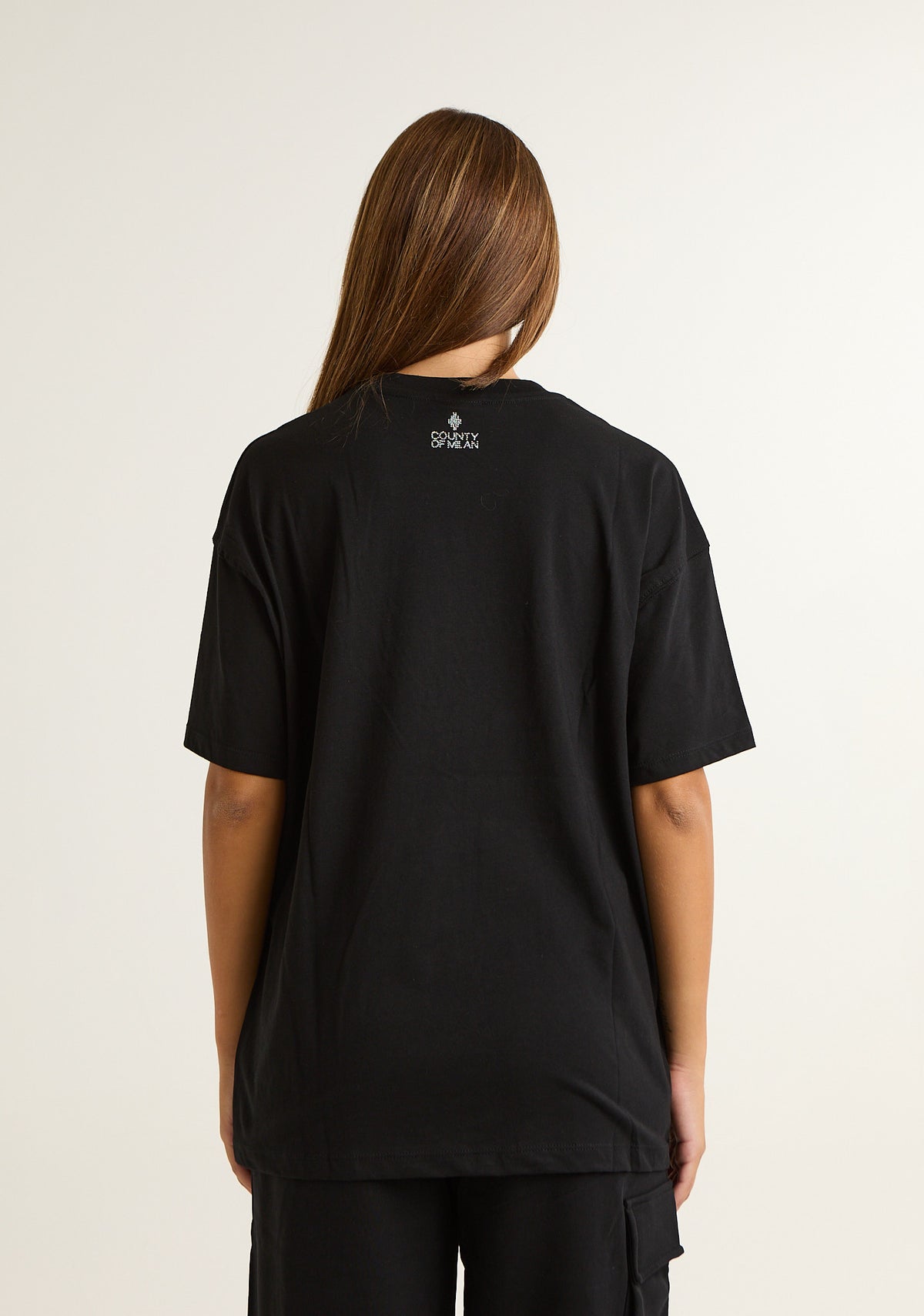T-shirt con logo prezioso applicato