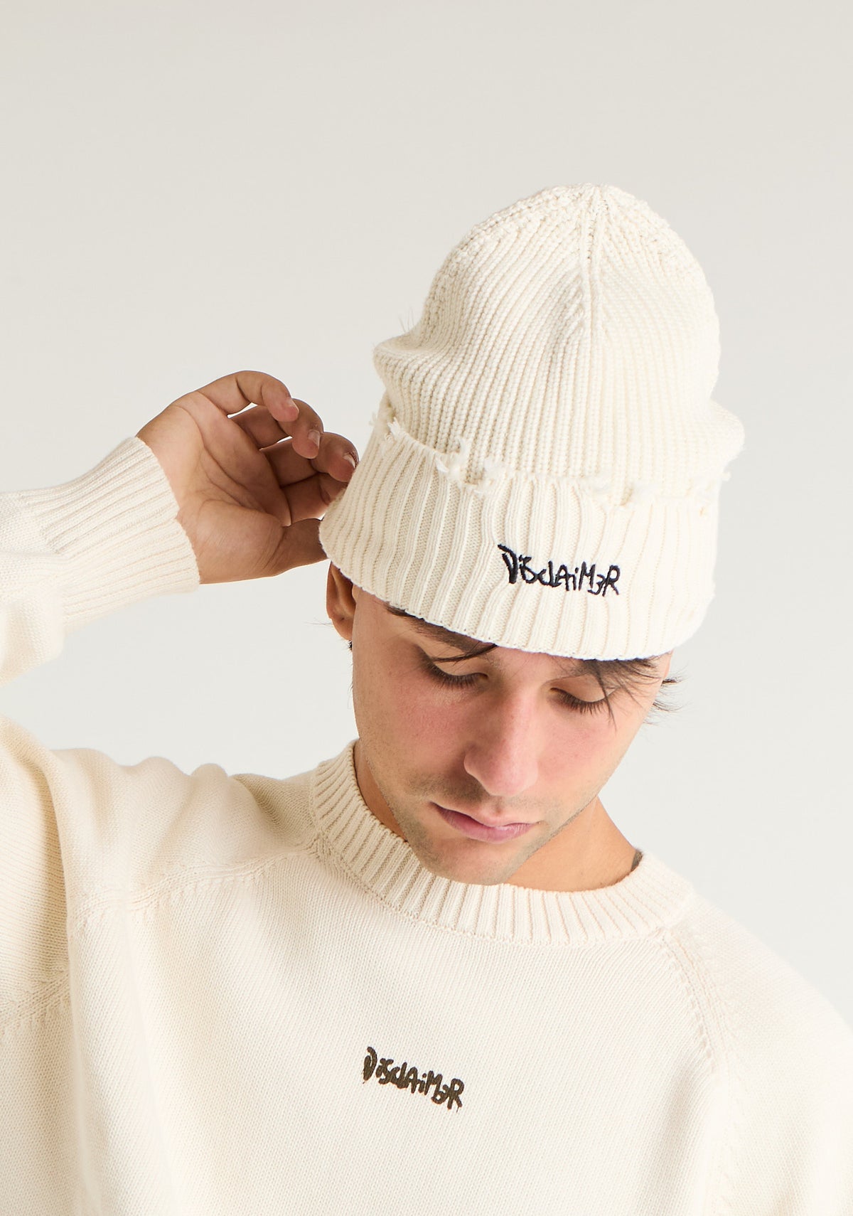 Cappello con rotture e ricamo logato frontale