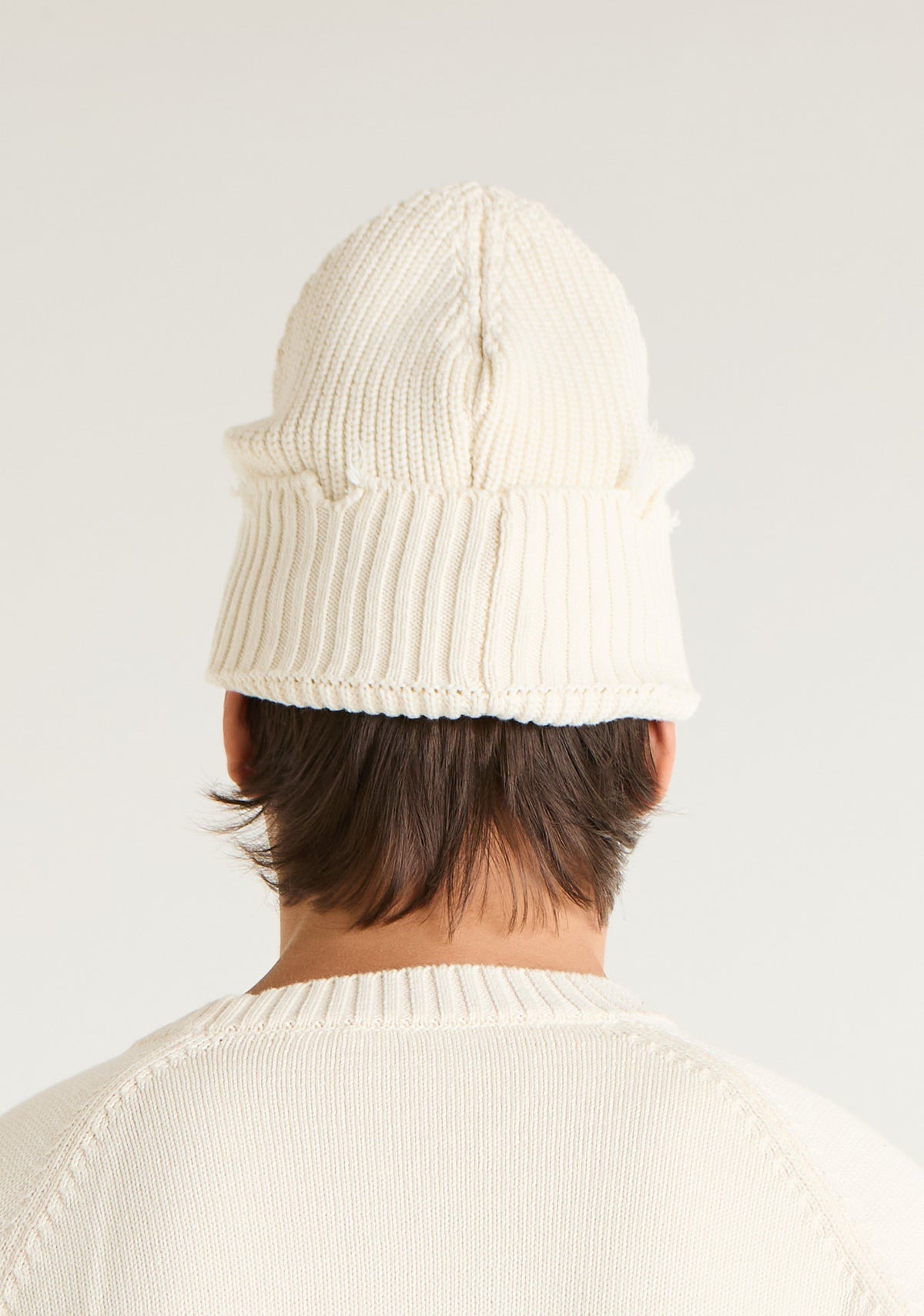 Cappello con rotture e ricamo logato frontale