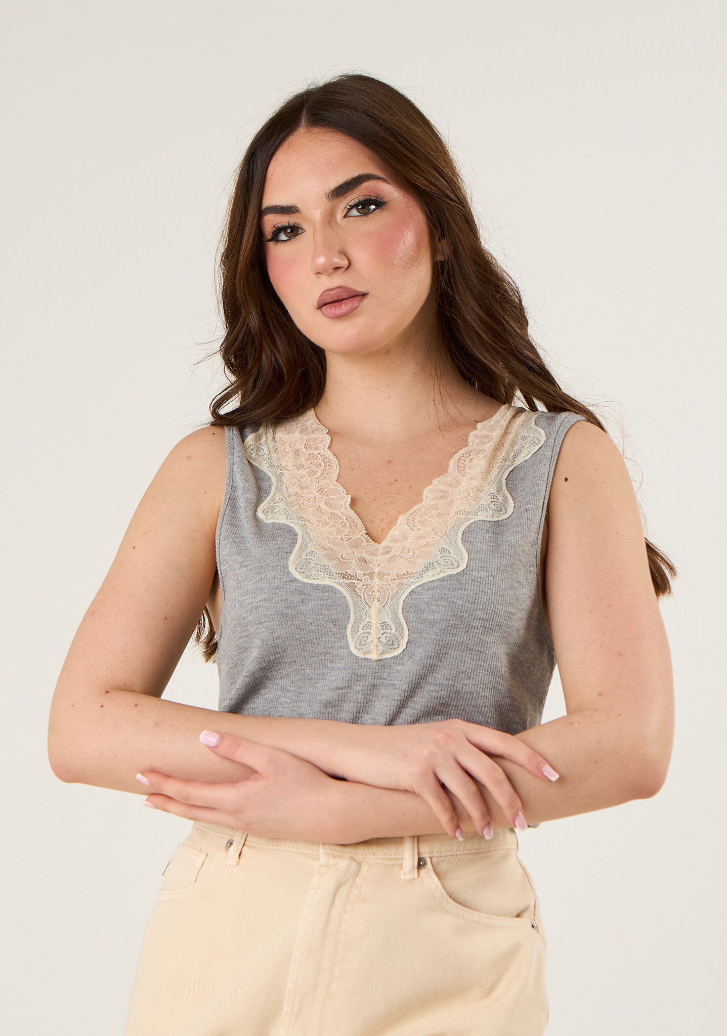 Canotta con scollo in pizzo