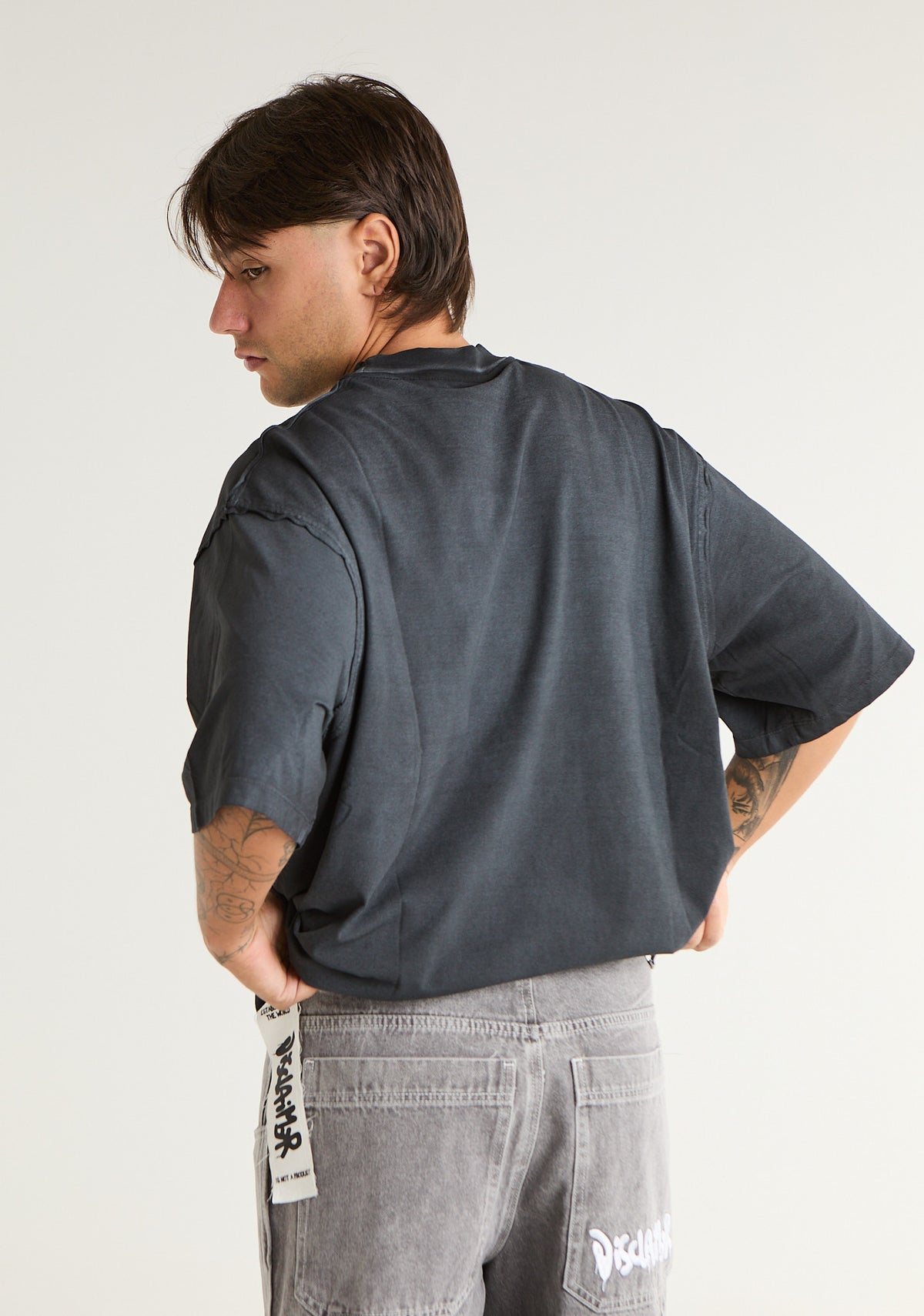 T-shirt con cuciture a taglio vivo