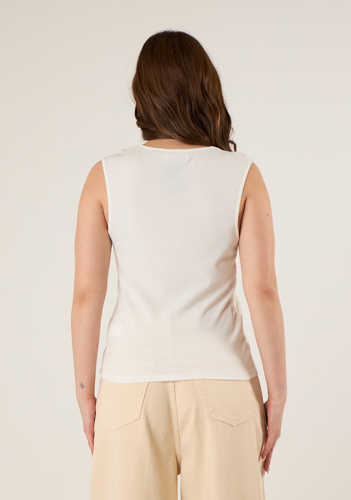 Canotta con scollo in pizzo