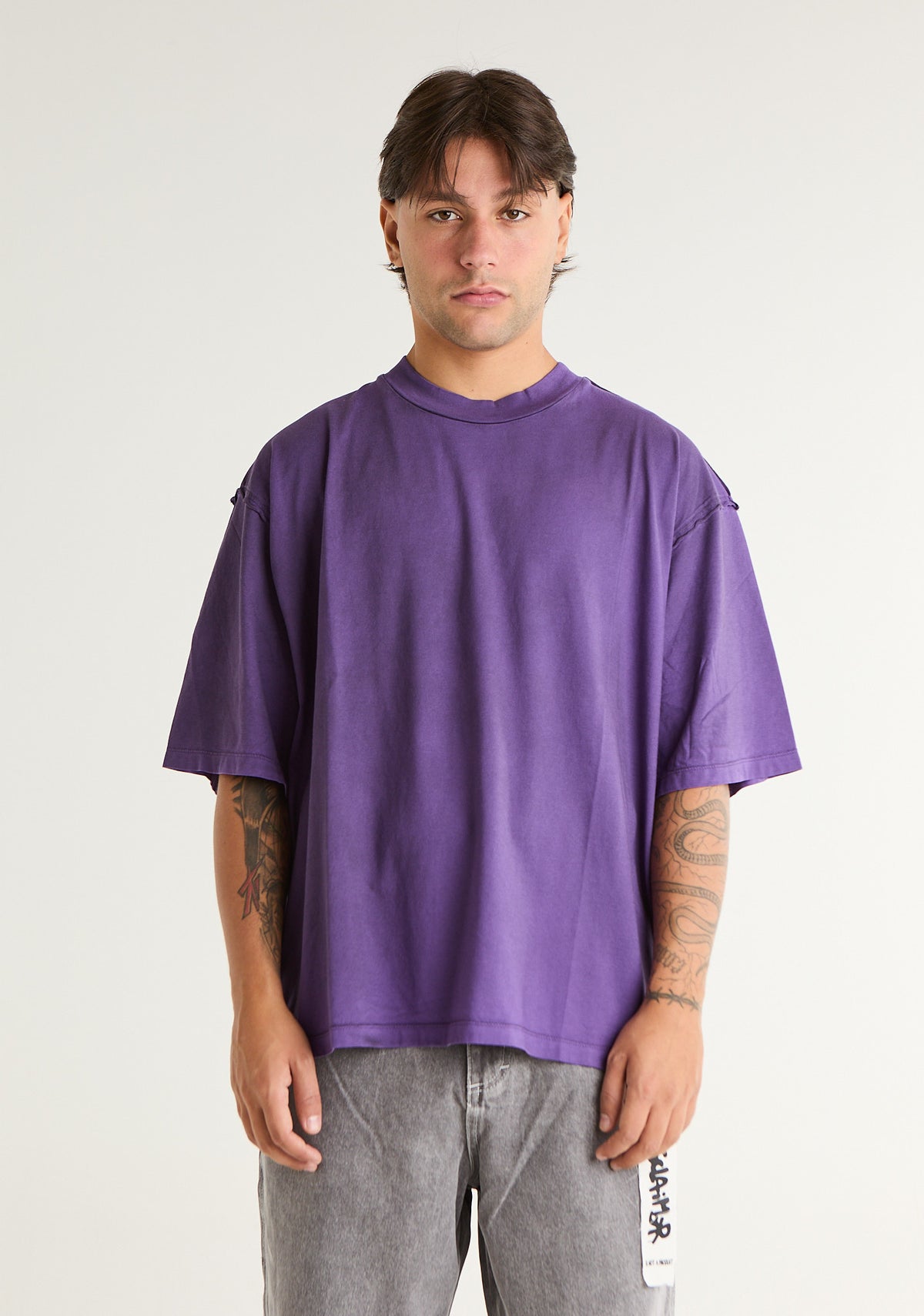 T-shirt con cuciture a taglio vivo