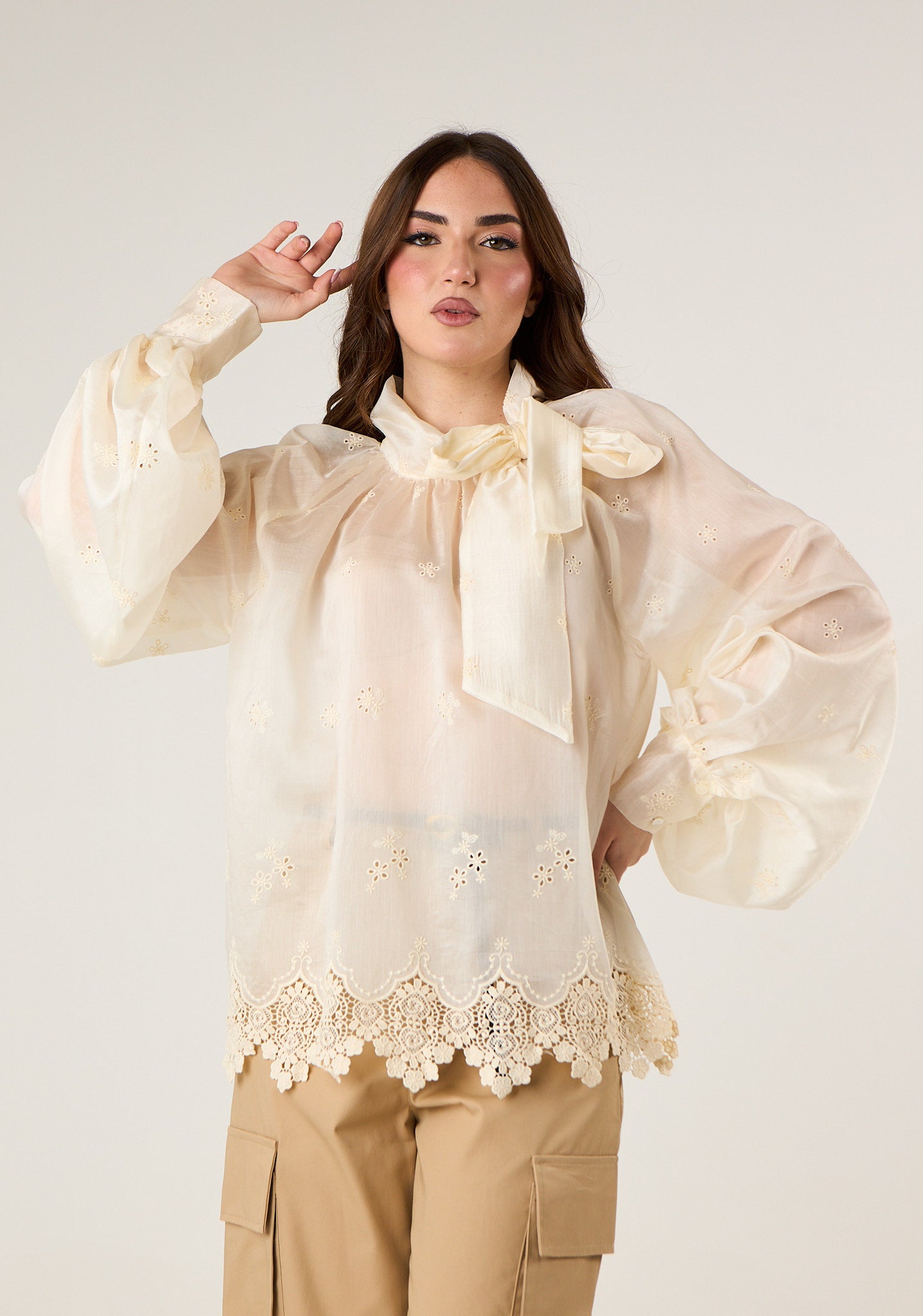 Blusa in tessuto semitrasparente