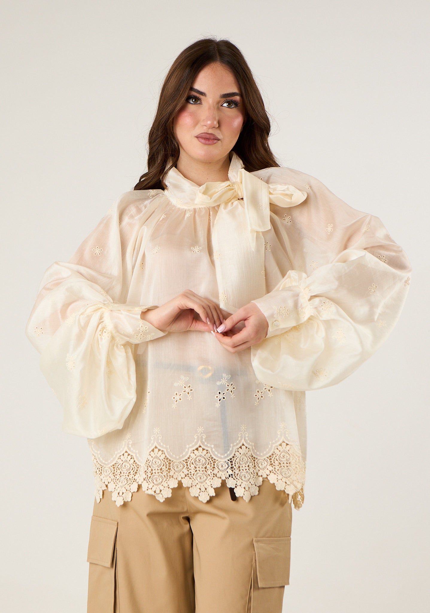 Blusa in tessuto semitrasparente