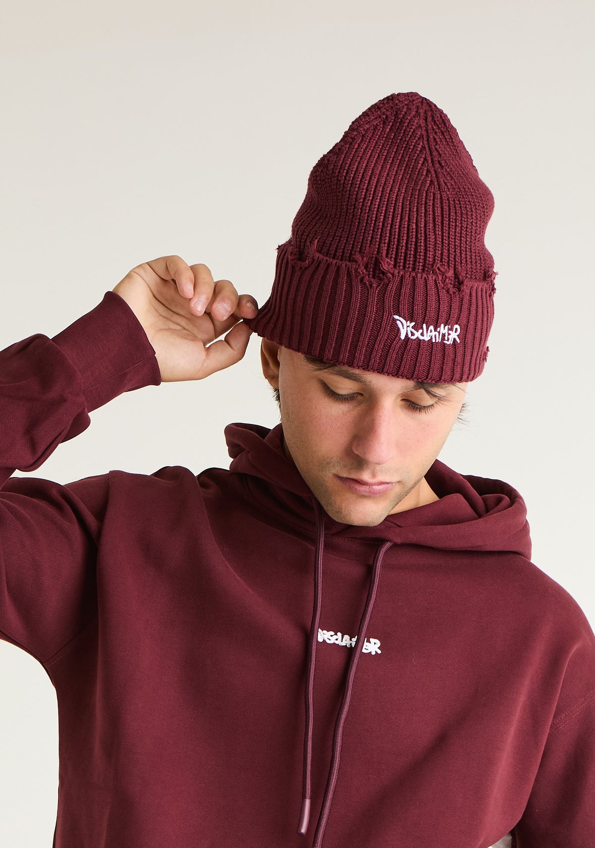 Cappello con rotture e ricamo logato frontale