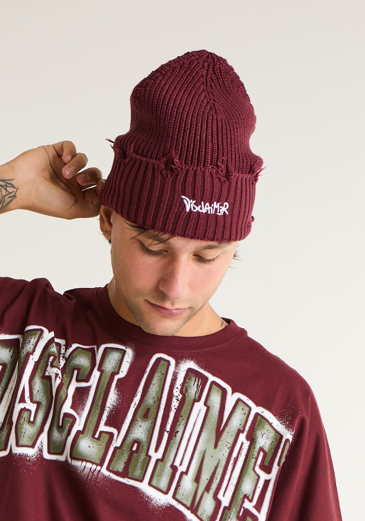 Cappello con rotture e ricamo logato frontale