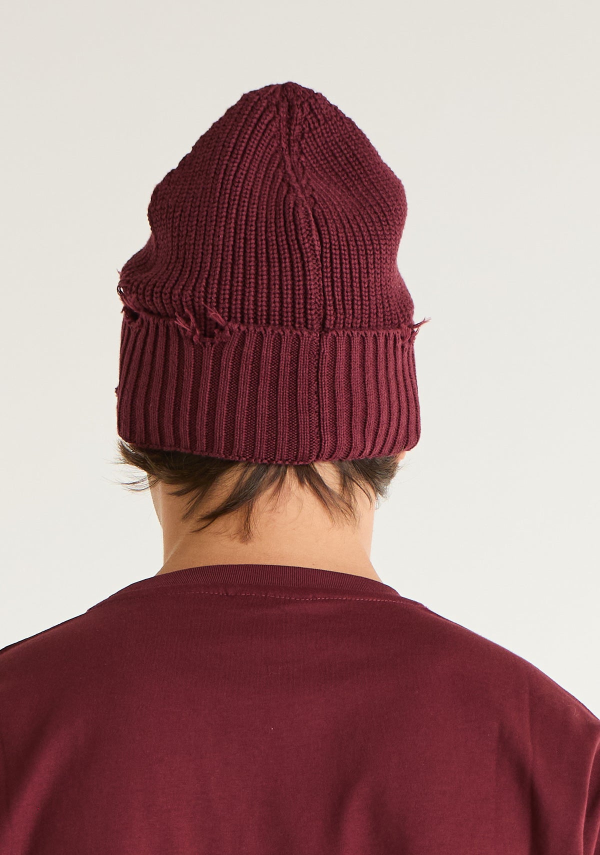 Cappello con rotture e ricamo logato frontale