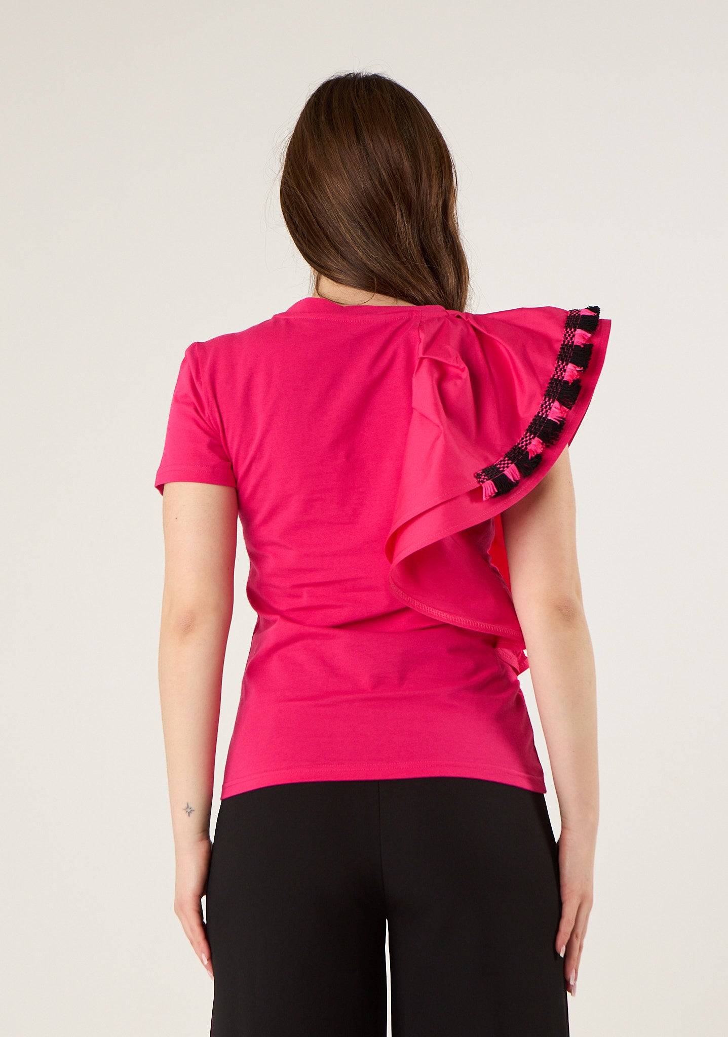 T-shirt con manica a balza