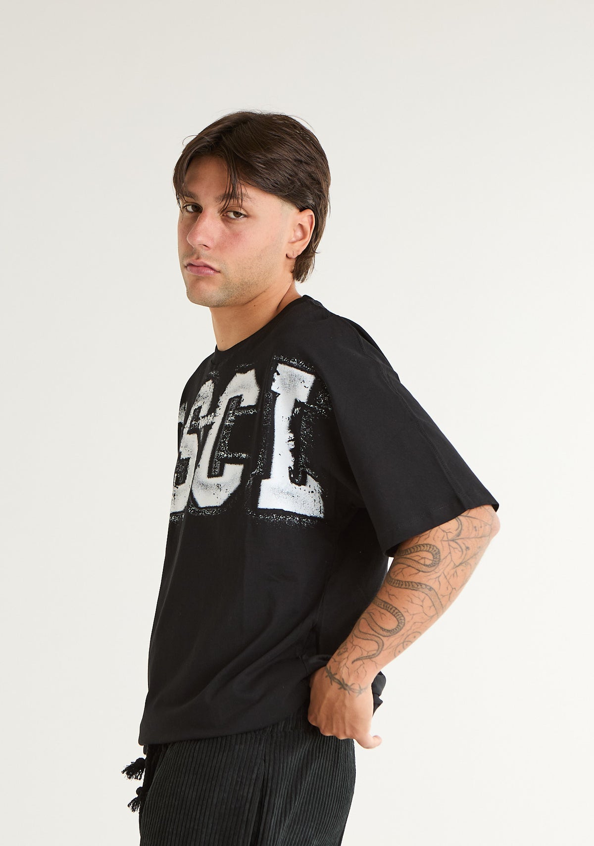 T-shirt con logo siglato