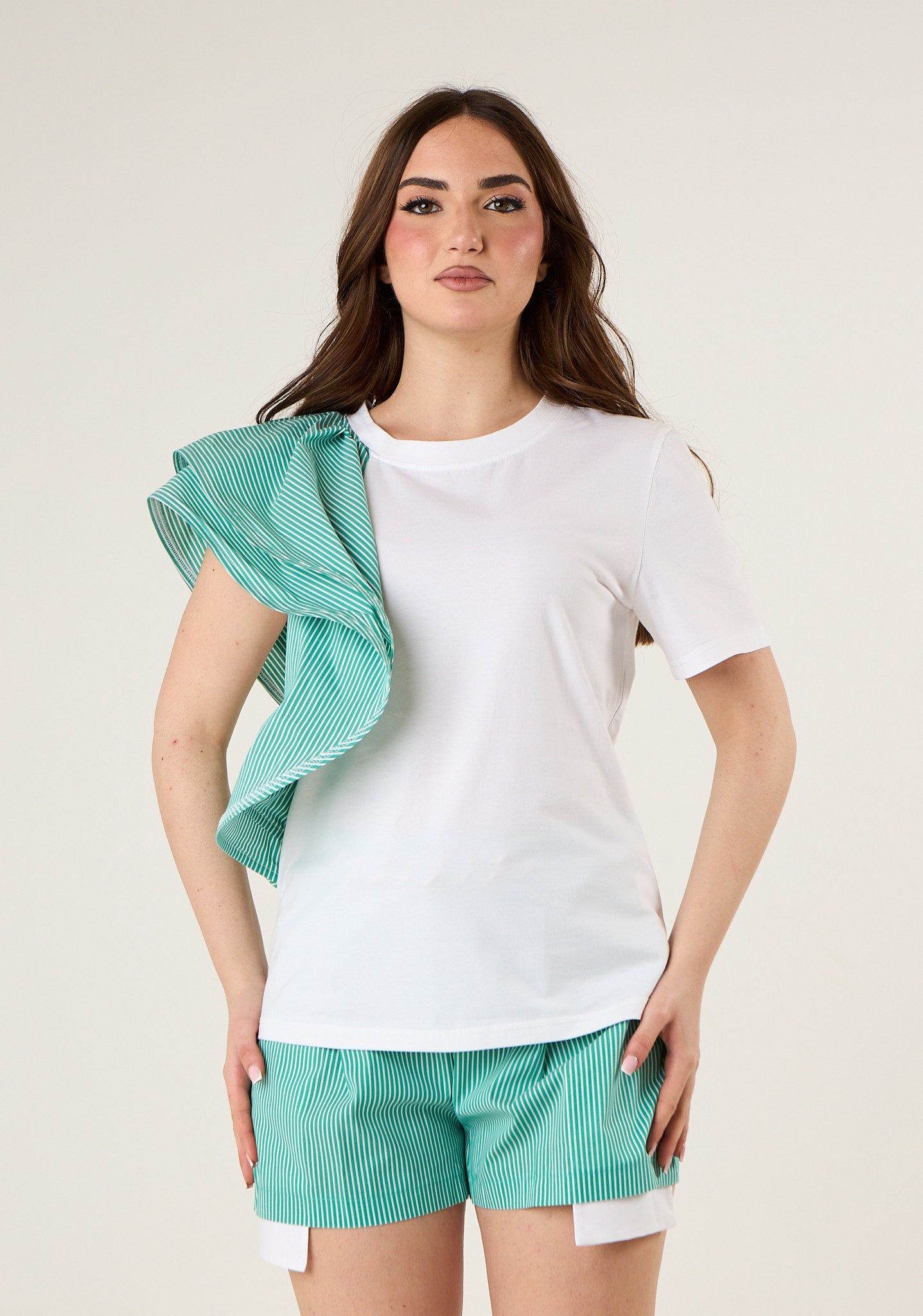 T-shirt con volant a dettaglio