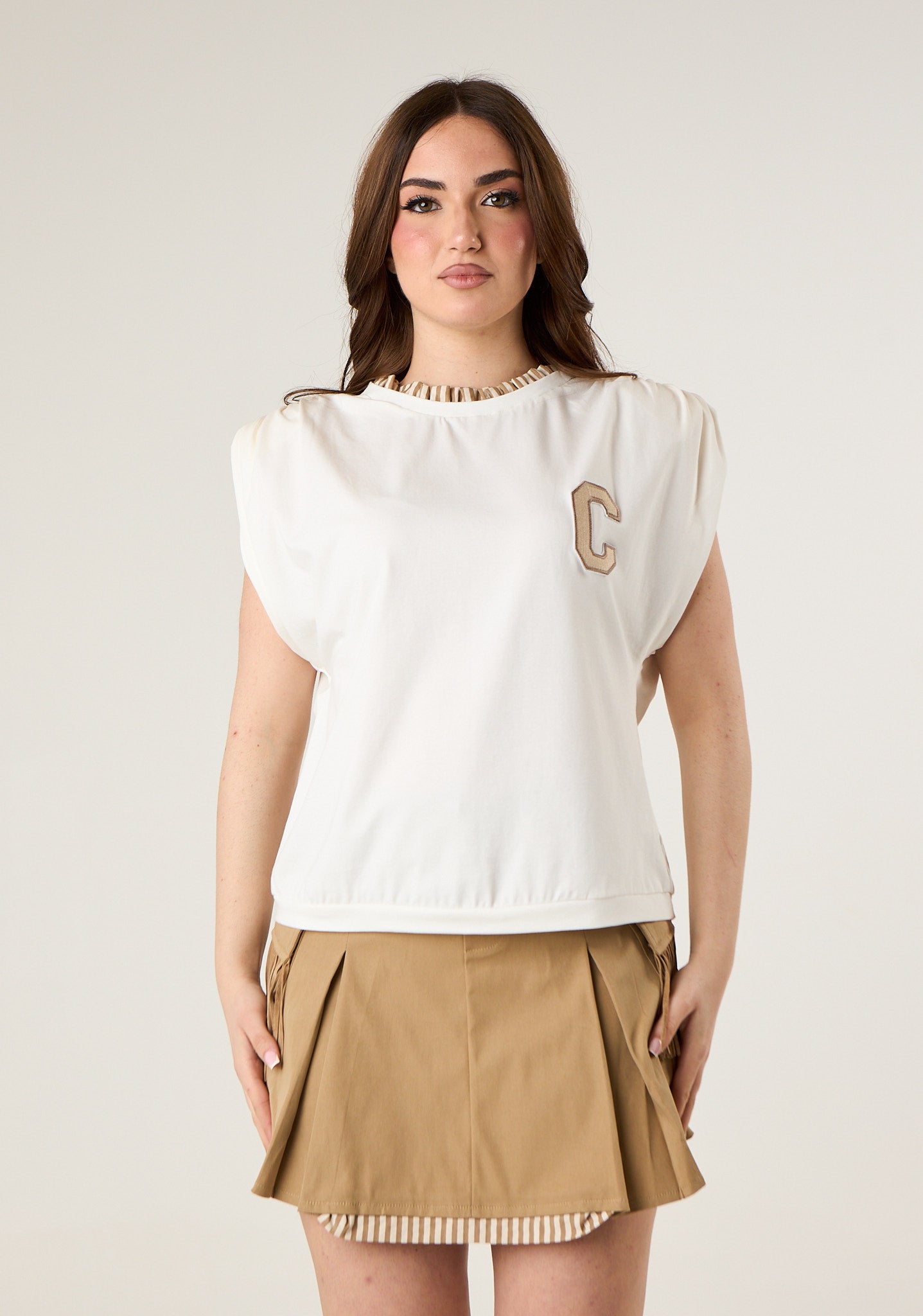 T-shirt con spalle rigide