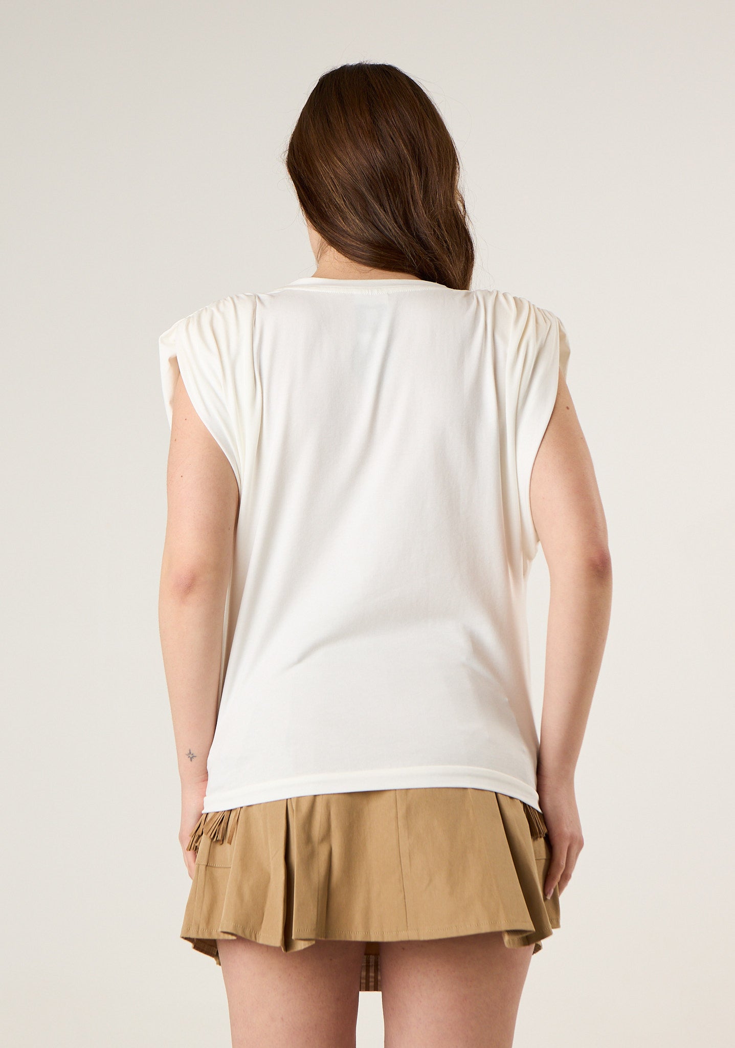 T-shirt con spalle rigide