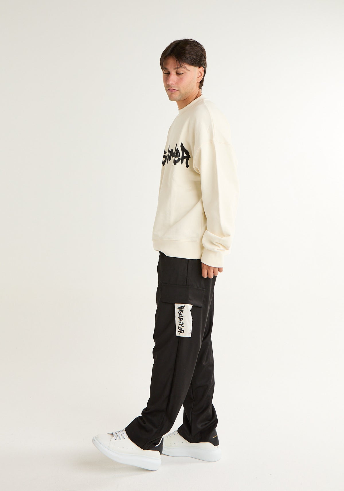 Pantalone cargo con patch laterale