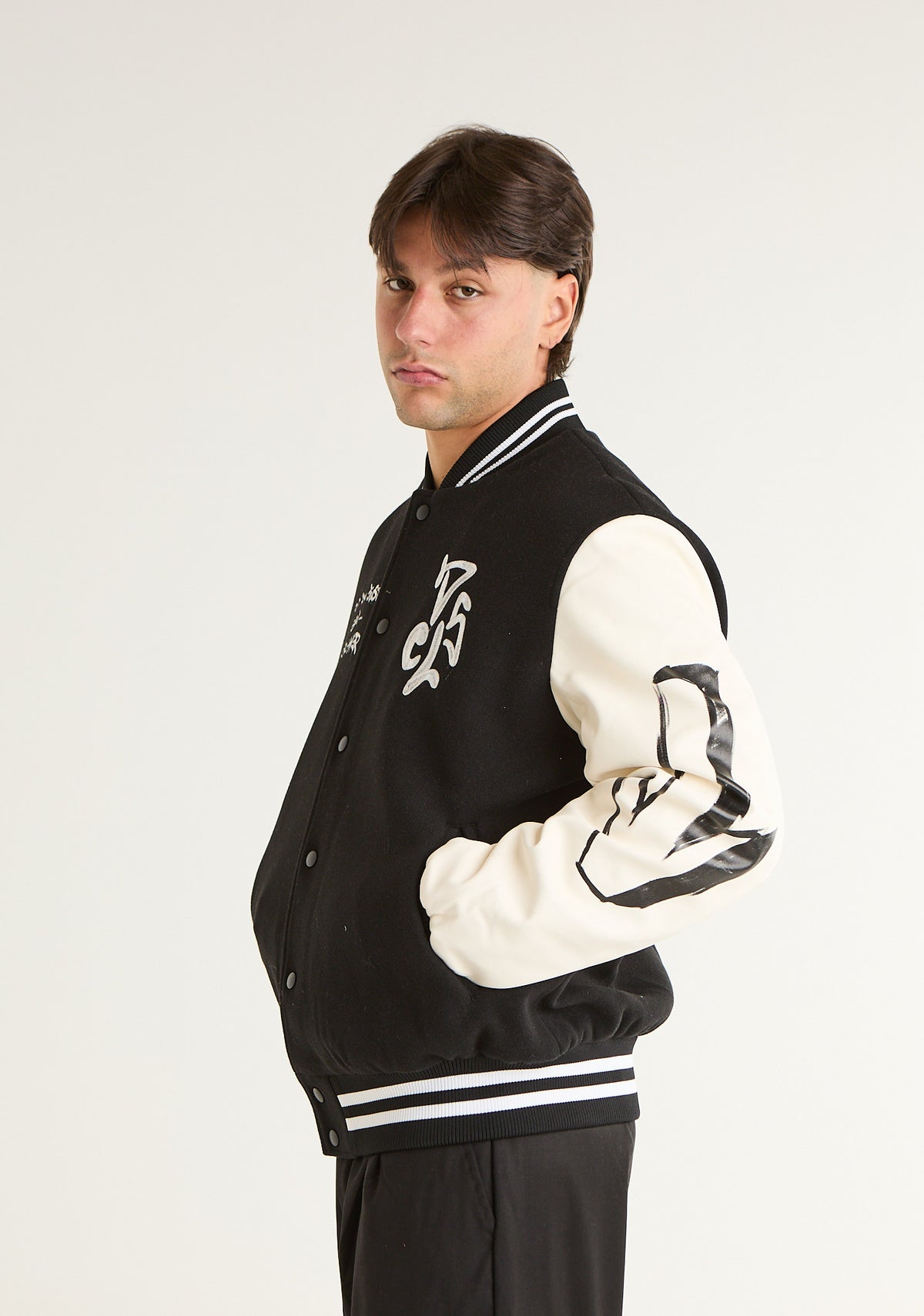 Bomber college con maniche in ecopelle