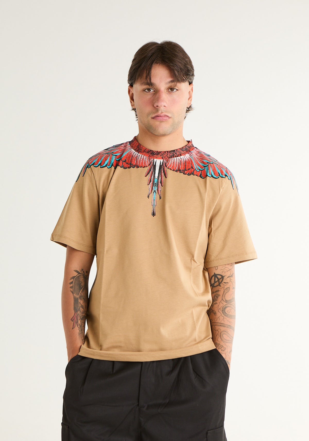 T-shirt con ali colorate