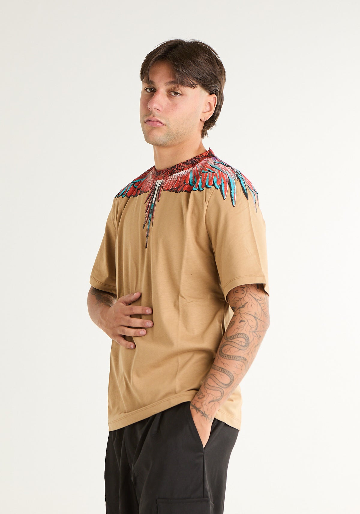 T-shirt con ali colorate