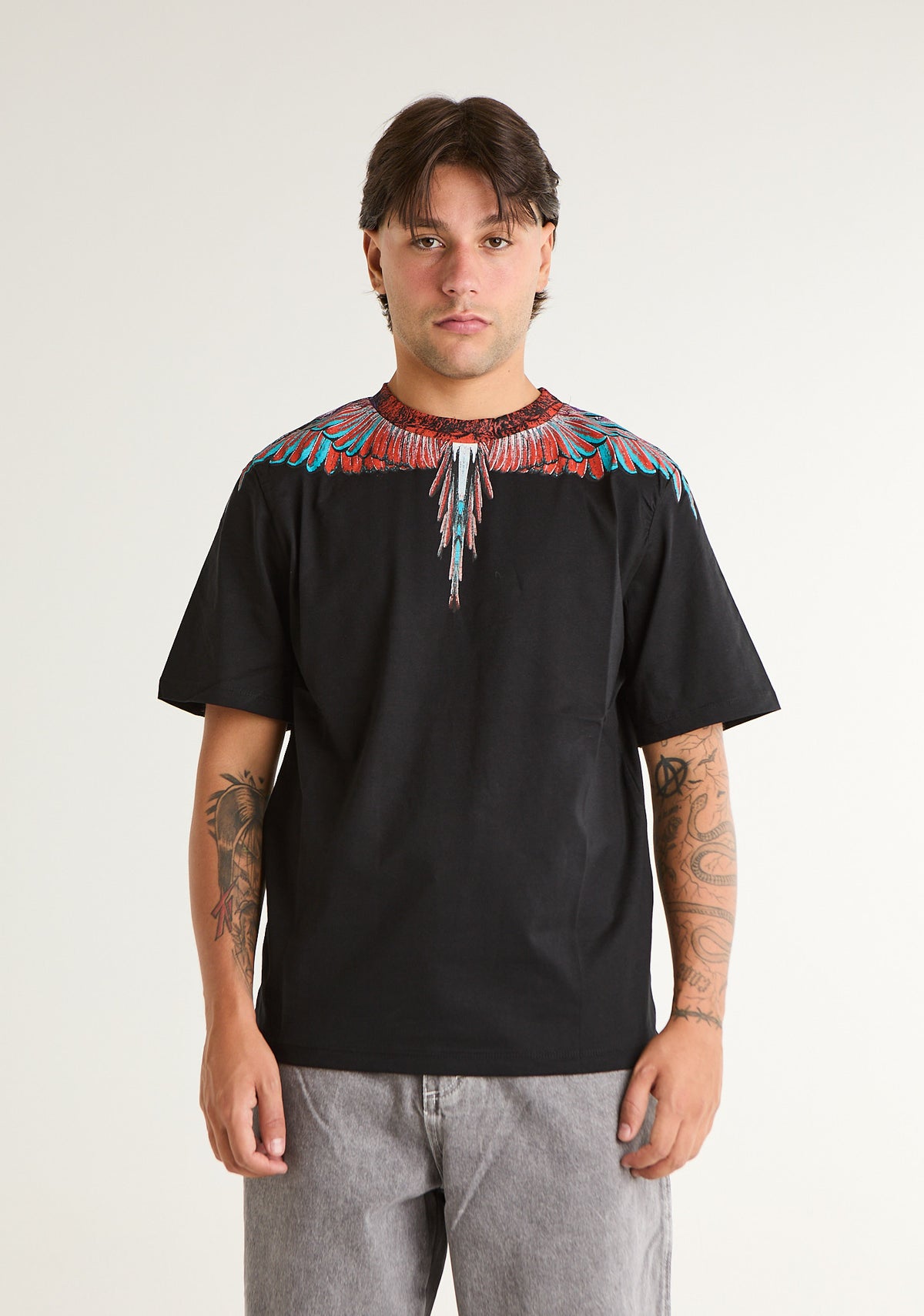 T-shirt con ali colorate