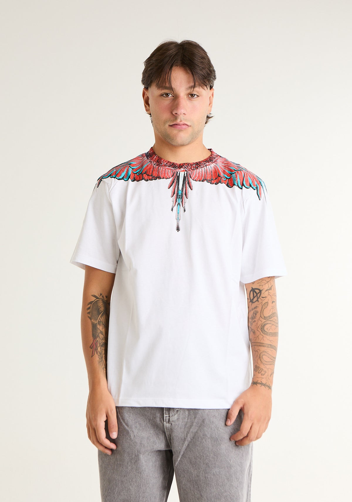 T-shirt con ali colorate