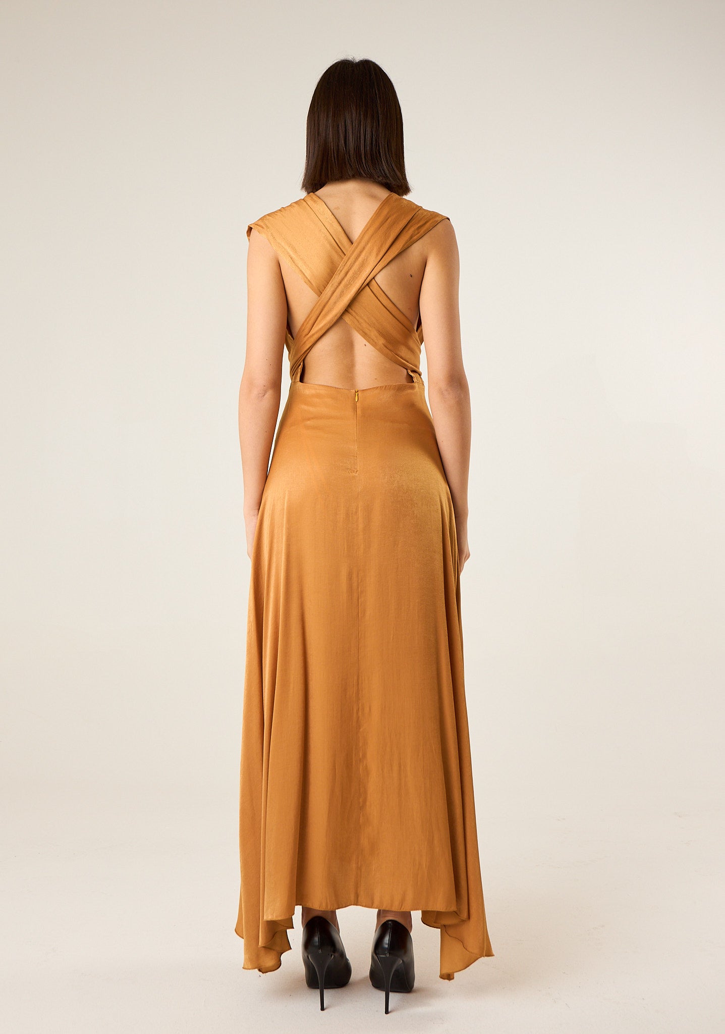Abito lungo con incrocio posteriore