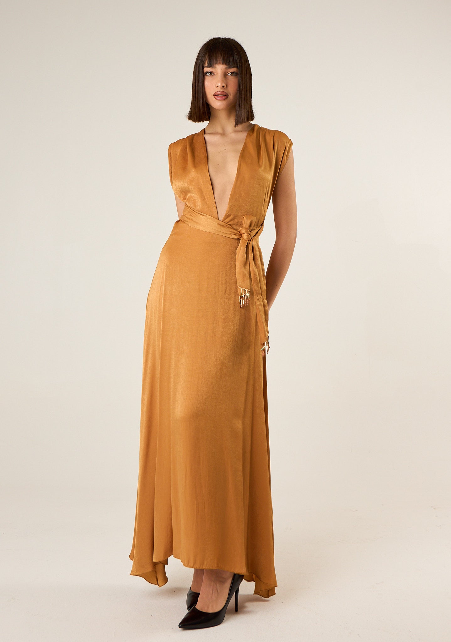 Abito lungo con incrocio posteriore