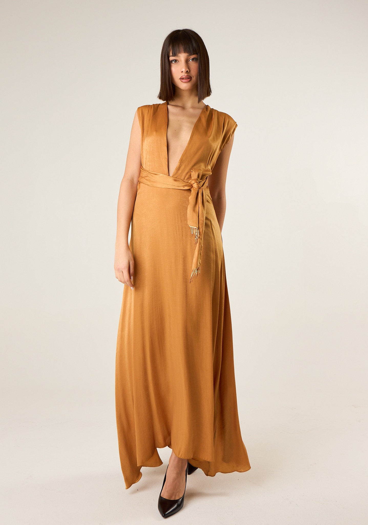 Abito lungo con incrocio posteriore