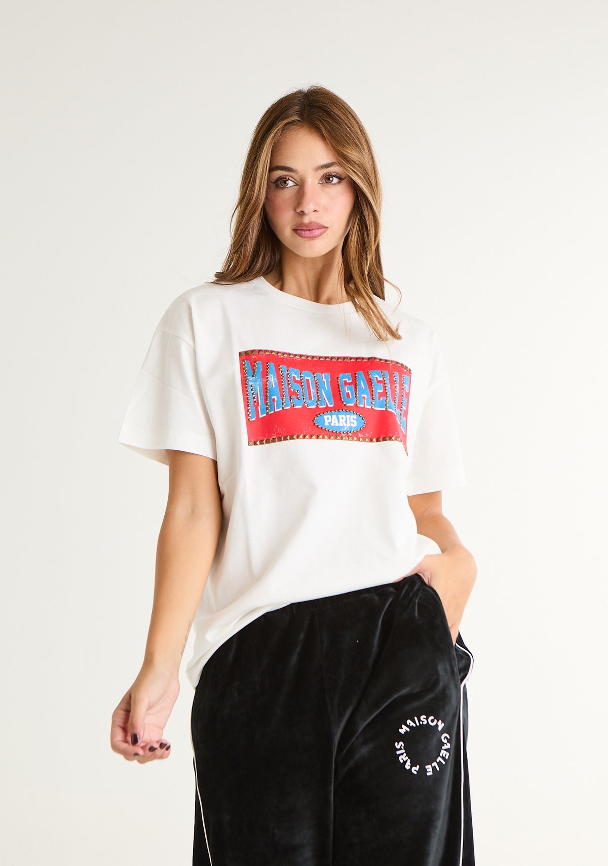 T-shirt con stampa e applicazioni