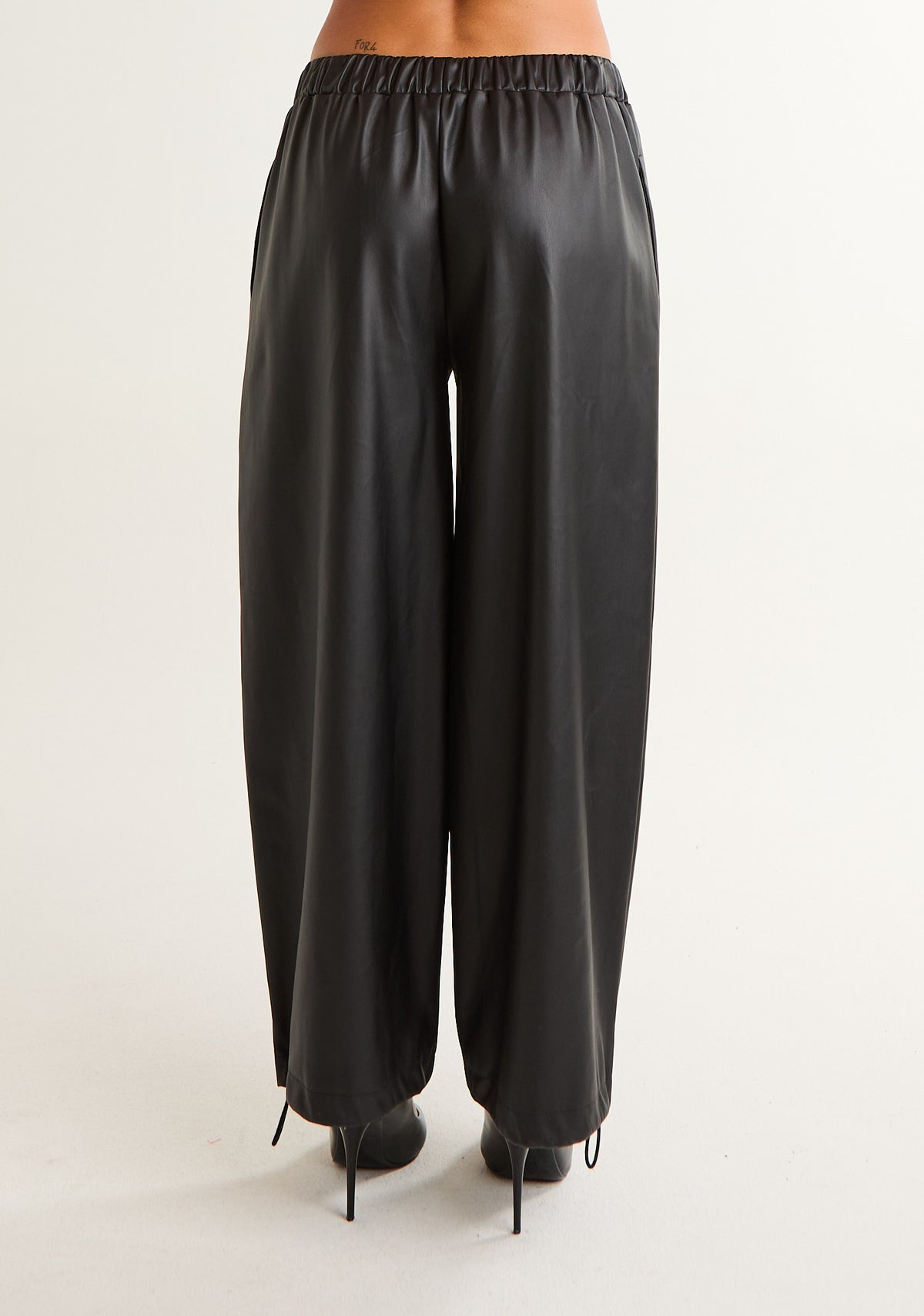 Pantalone gambe larghe in ecopelle