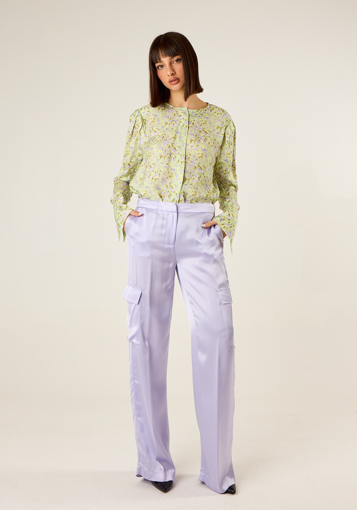 Pantalone cargo in raso