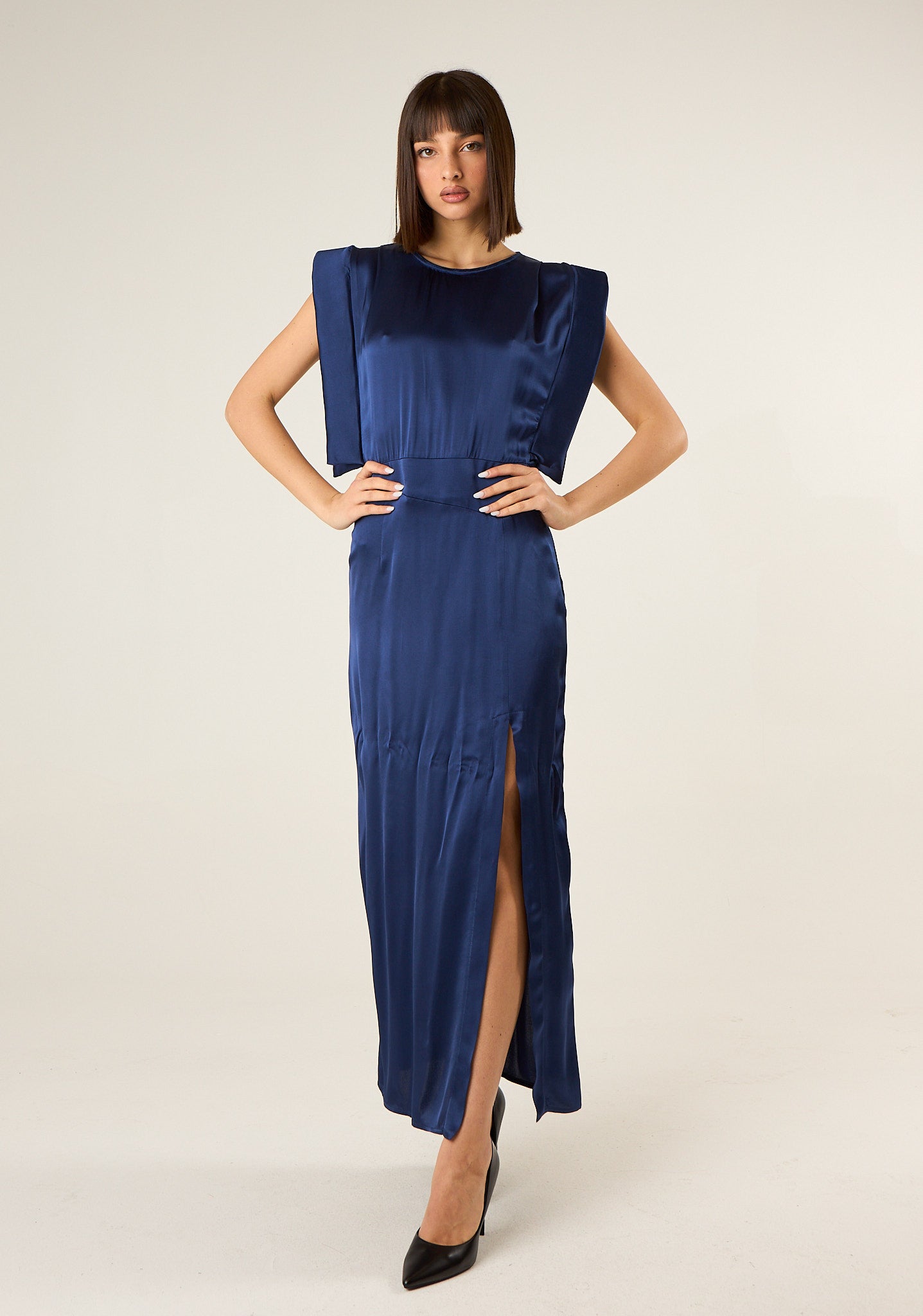 Abito lungo con maniche ad aletta