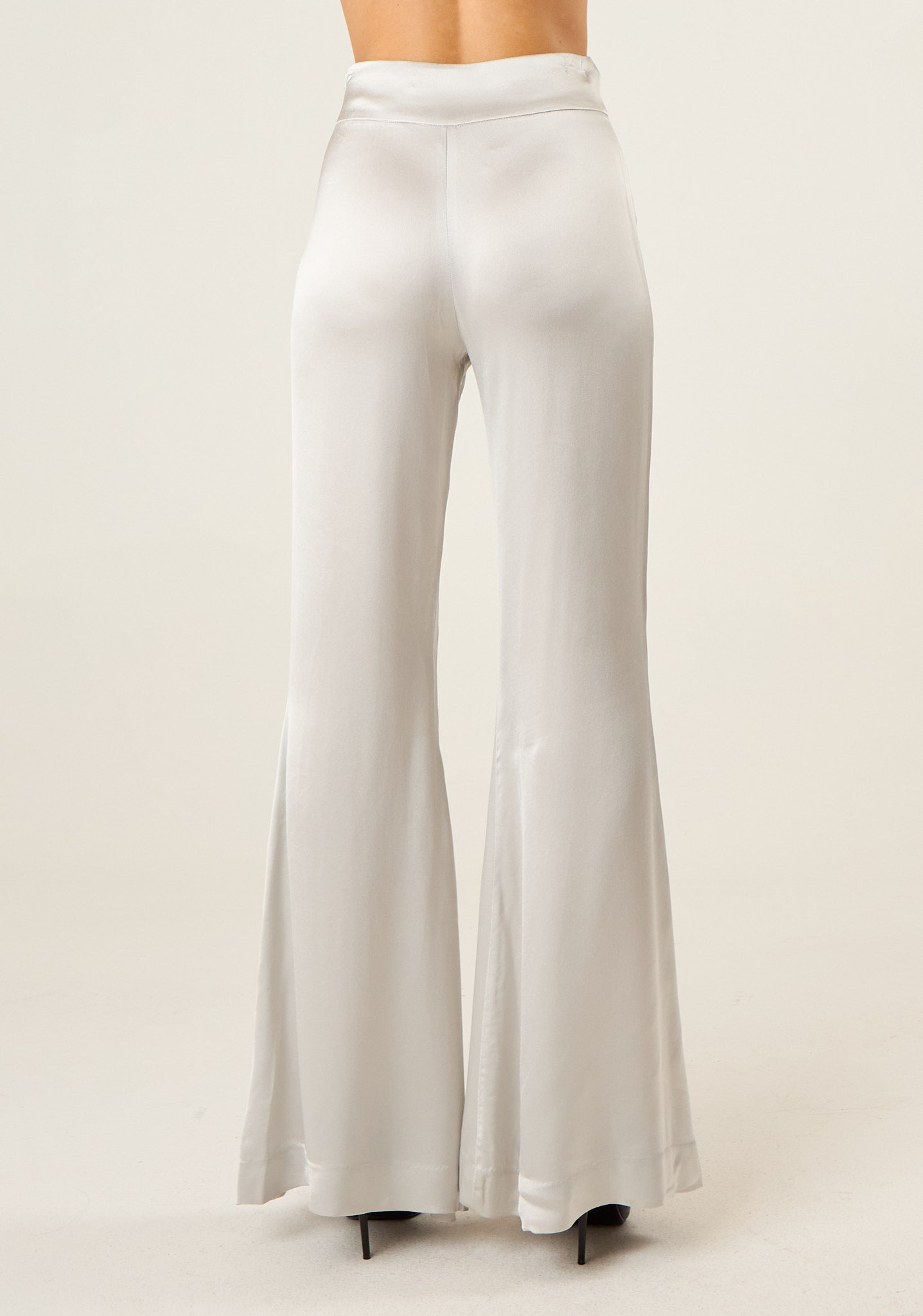 Pantalone a zampa in raso a vita alta con chiusura laterale con zip