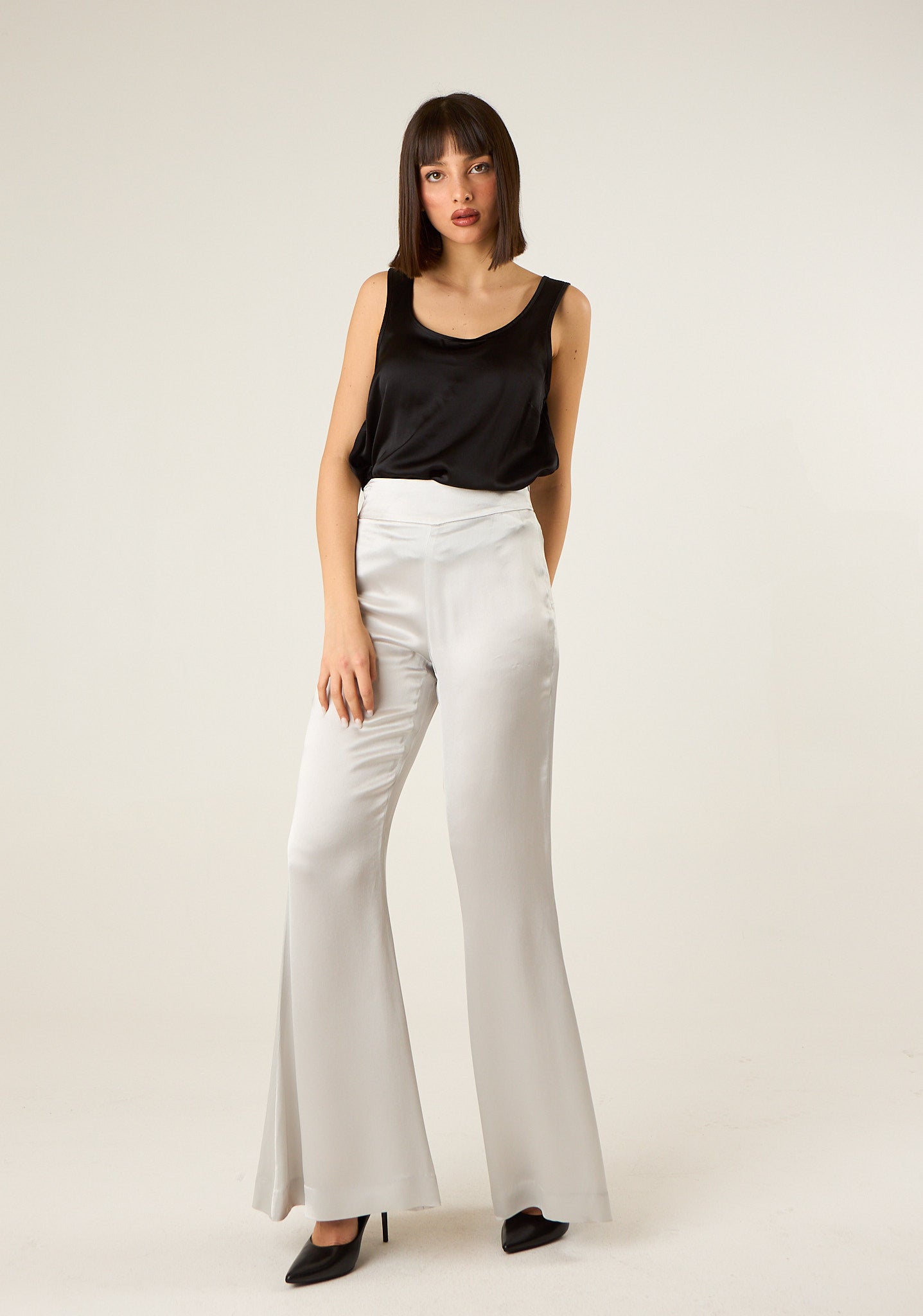 Pantalone a zampa in raso a vita alta con chiusura laterale con zip