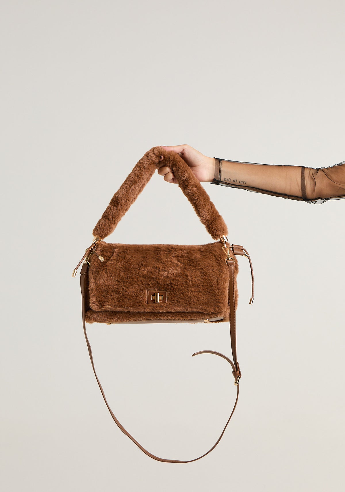 Borsa baguette in pelo con tracolla