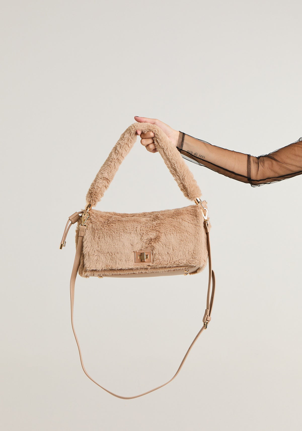 Borsa baguette in pelo con tracolla