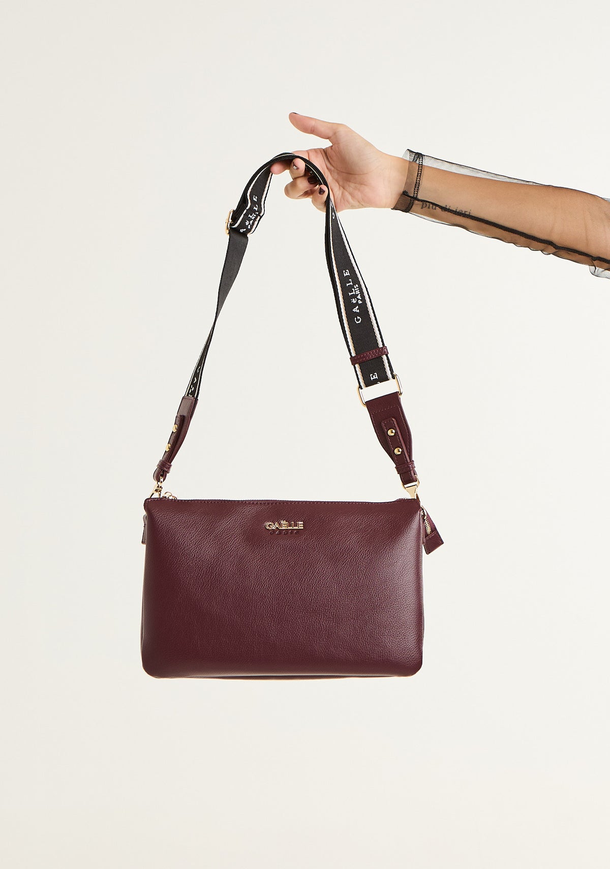 Pochette con tracolla logata