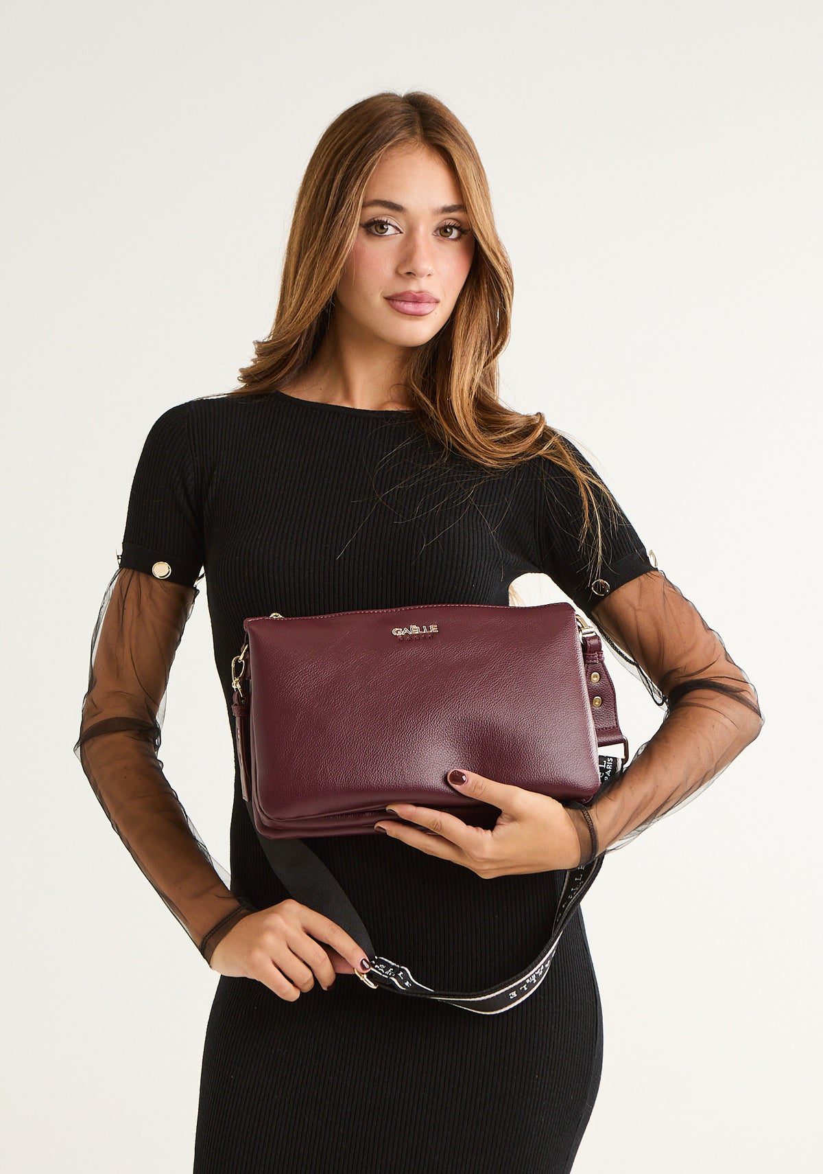 Pochette con tracolla logata