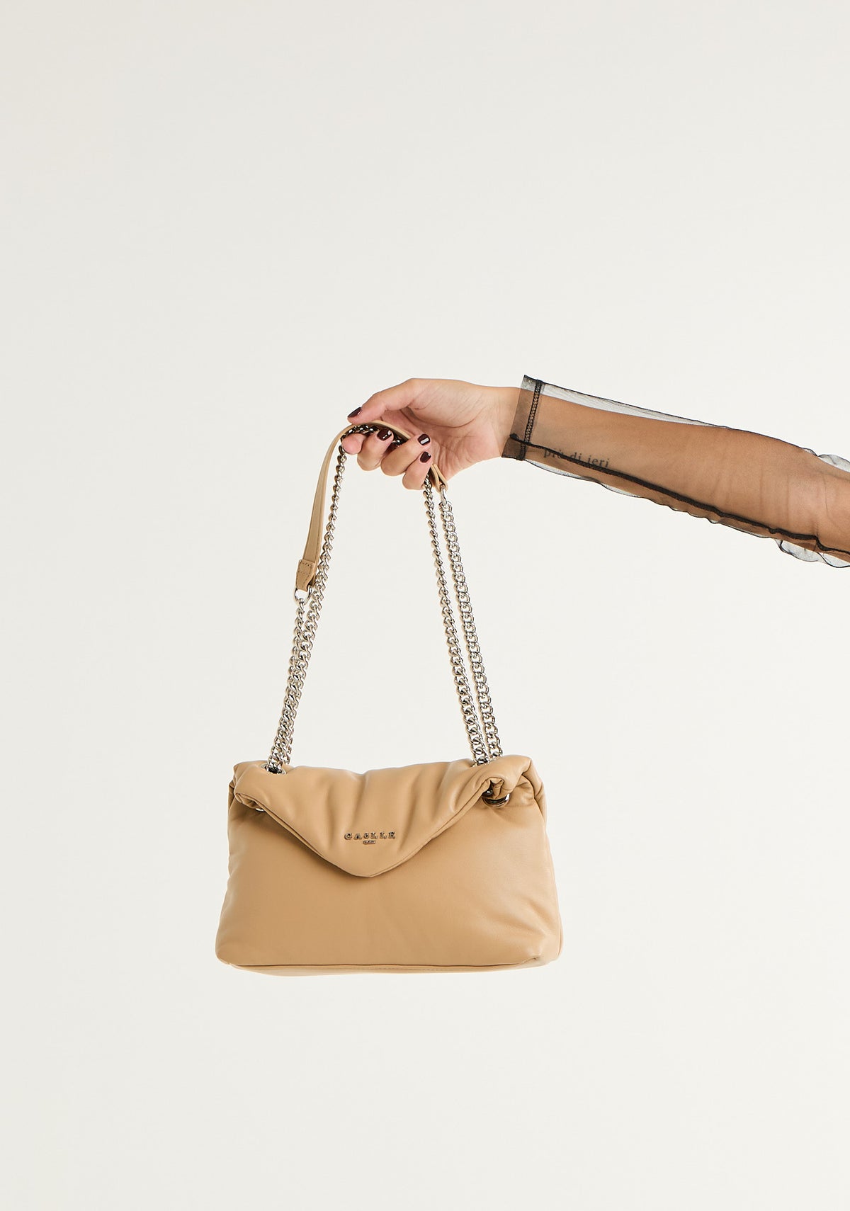 Borsa regular puffer con patta logata