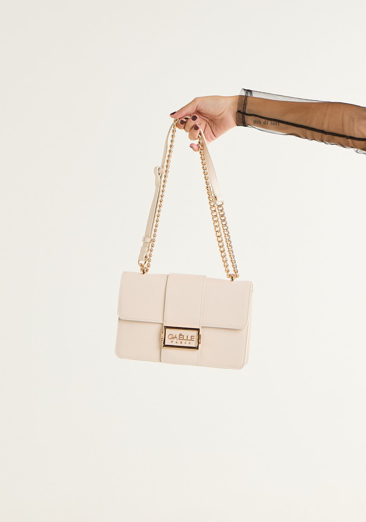 Borsa regular con patta logata in saffiano
