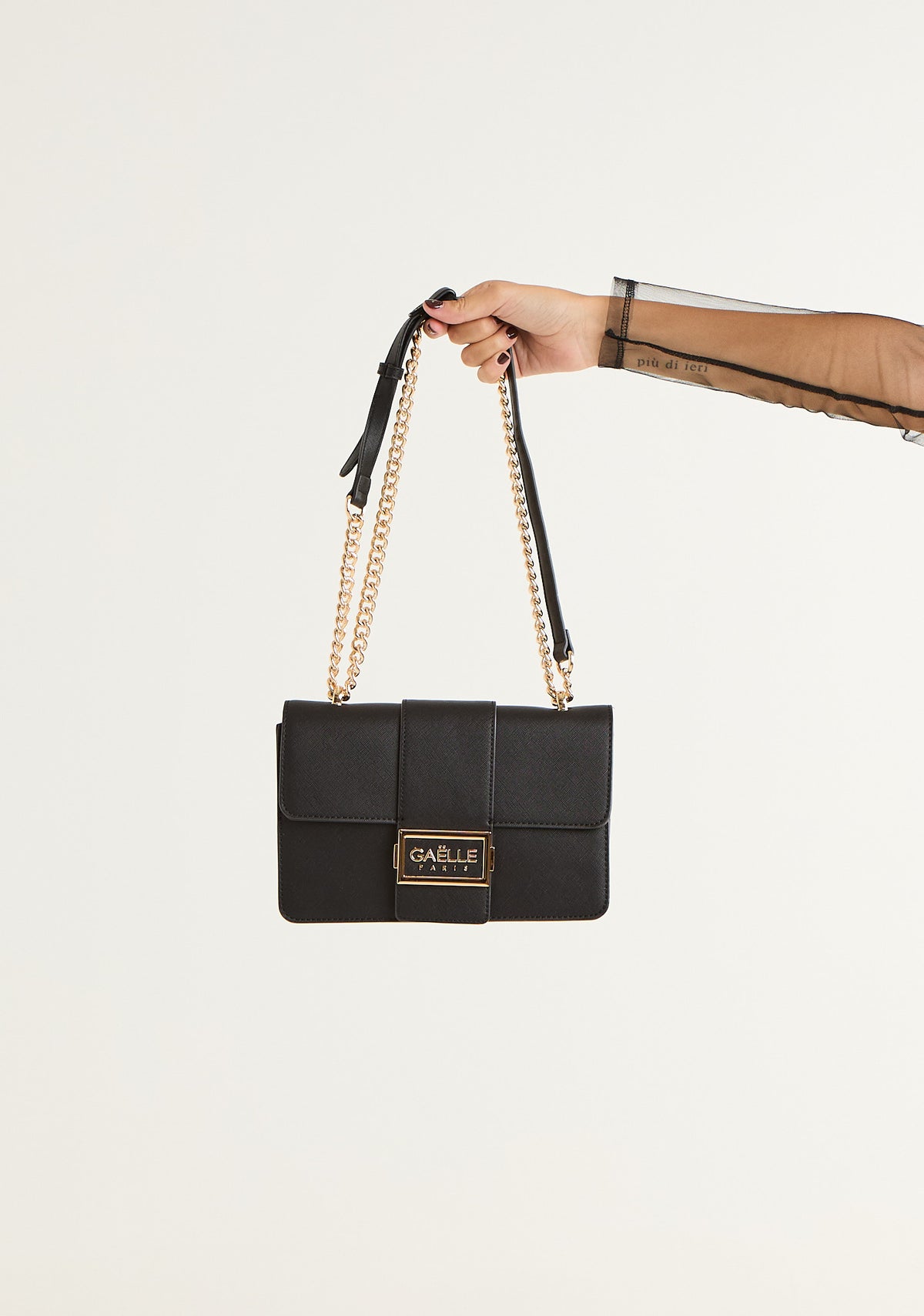 Borsa regular con patta logata in saffiano