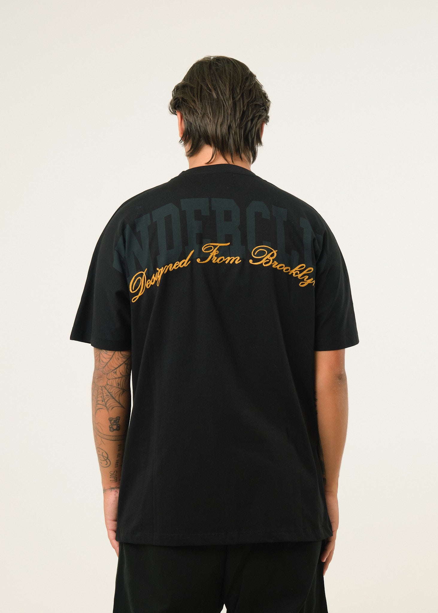 T-shirt con frase ricamata