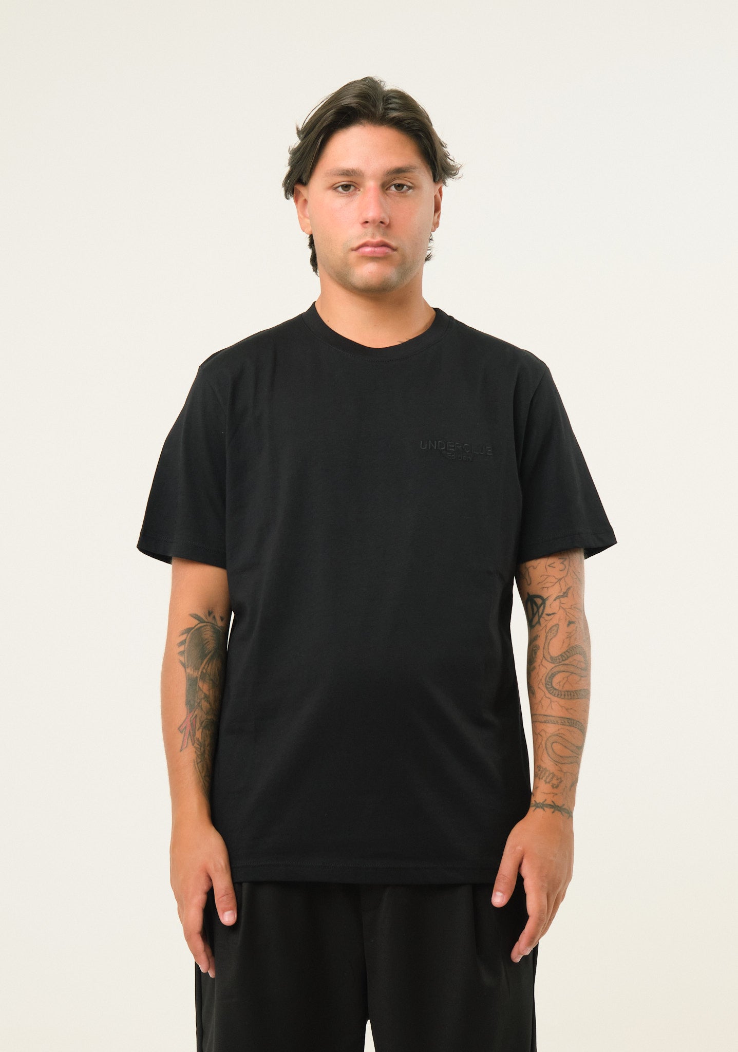 T-shirt con logo ricamato laterale