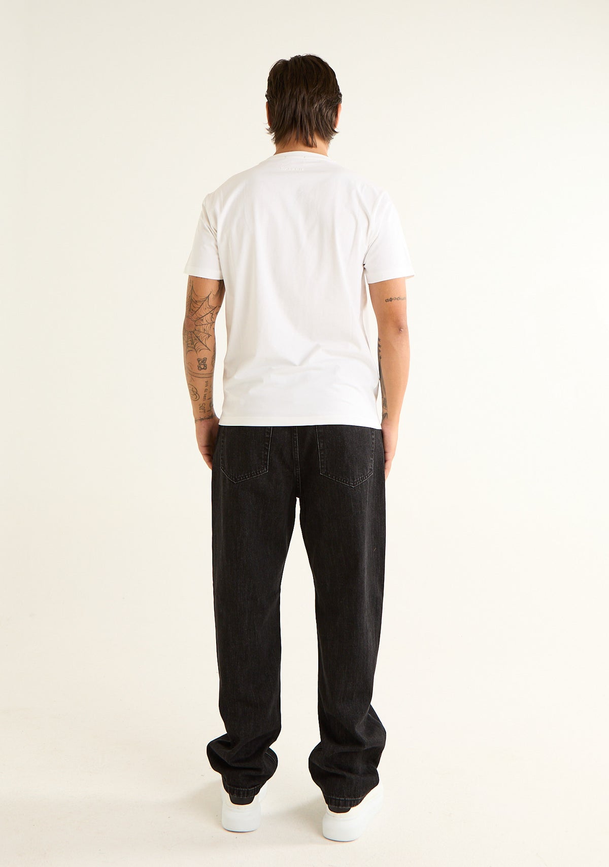 T-shirt tinta unita a taglio pulito