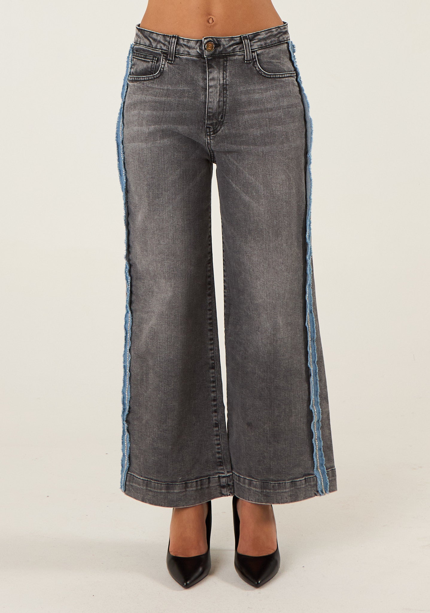 Jeans barrel con applicazioni laterali