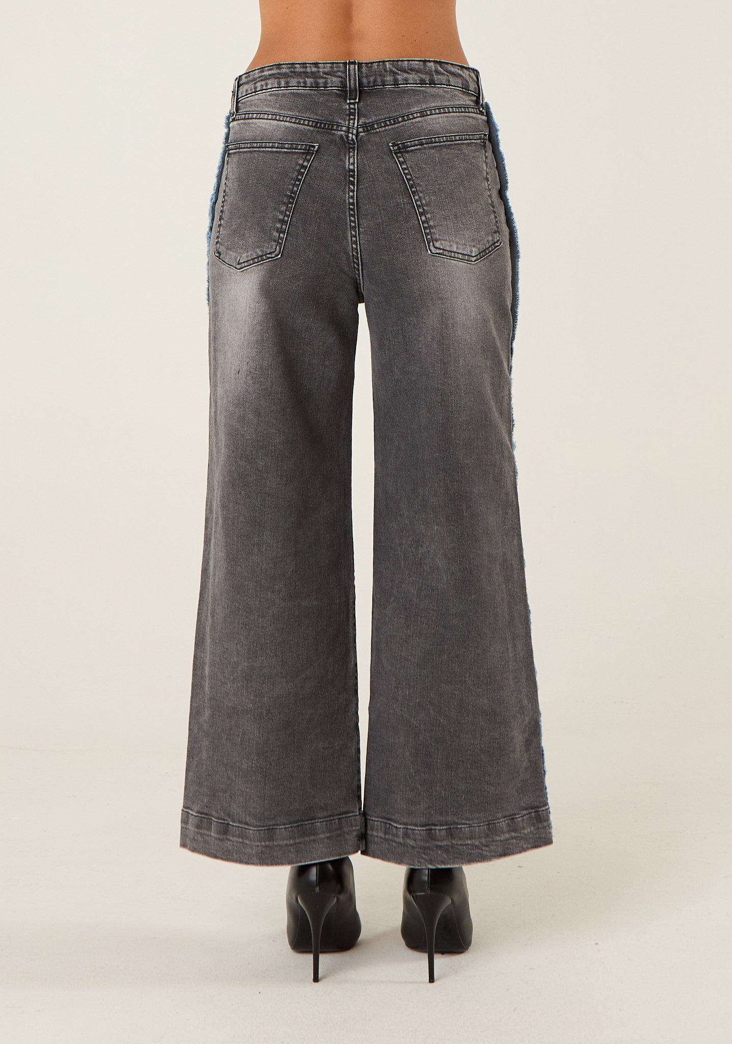 Jeans barrel con applicazioni laterali