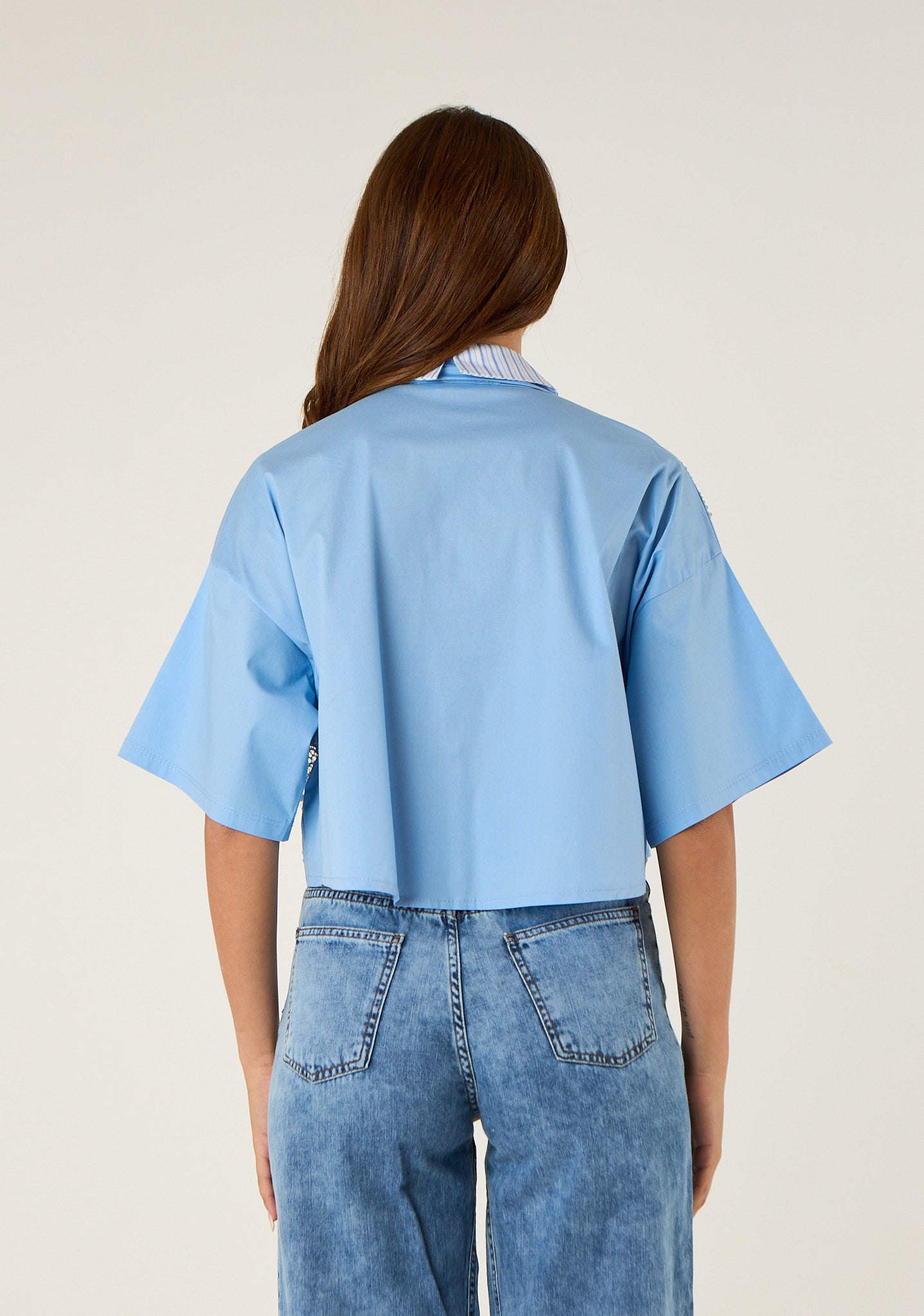 Camicia crop con colletto a contrasto