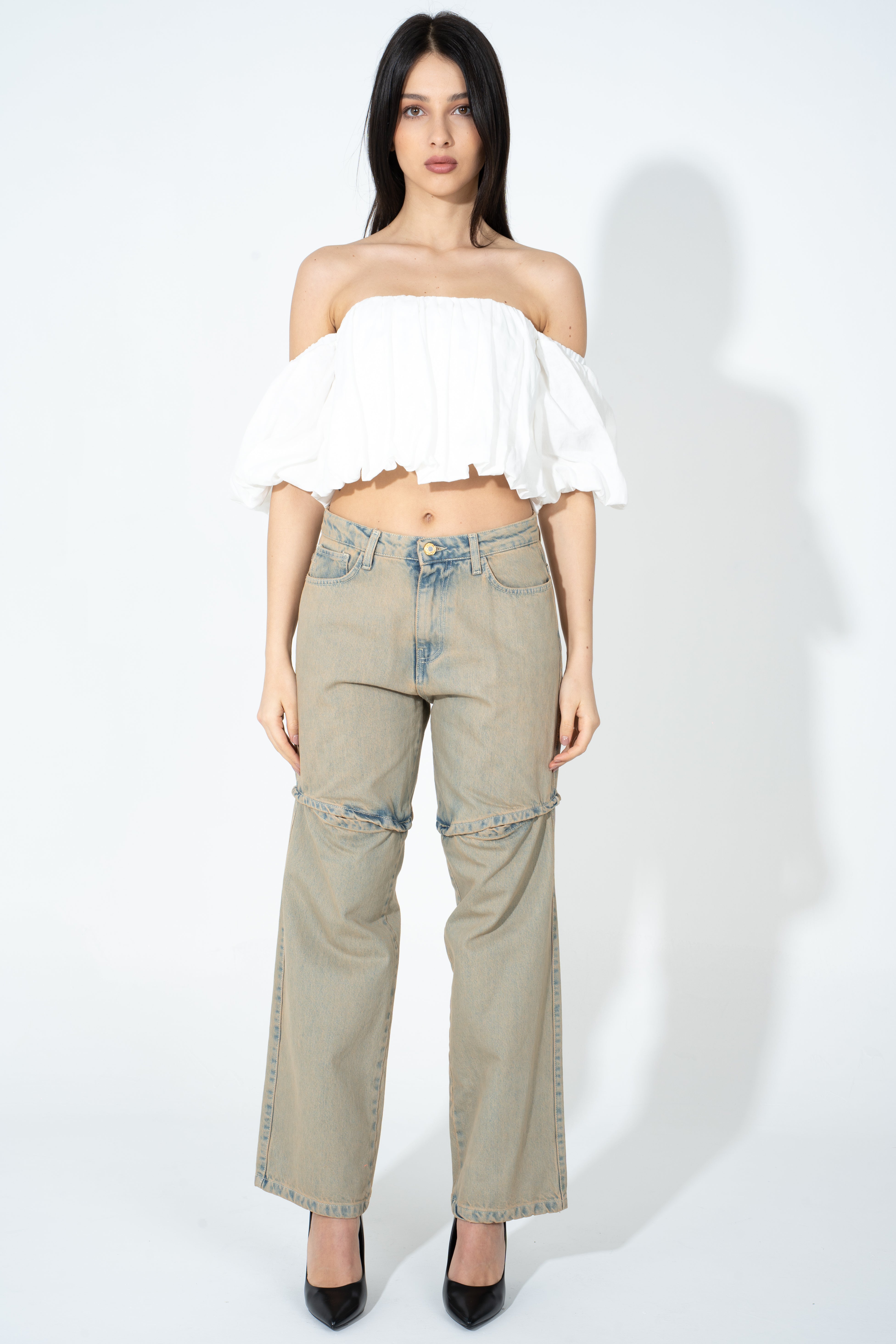 Jeans con apertura su ginocchia