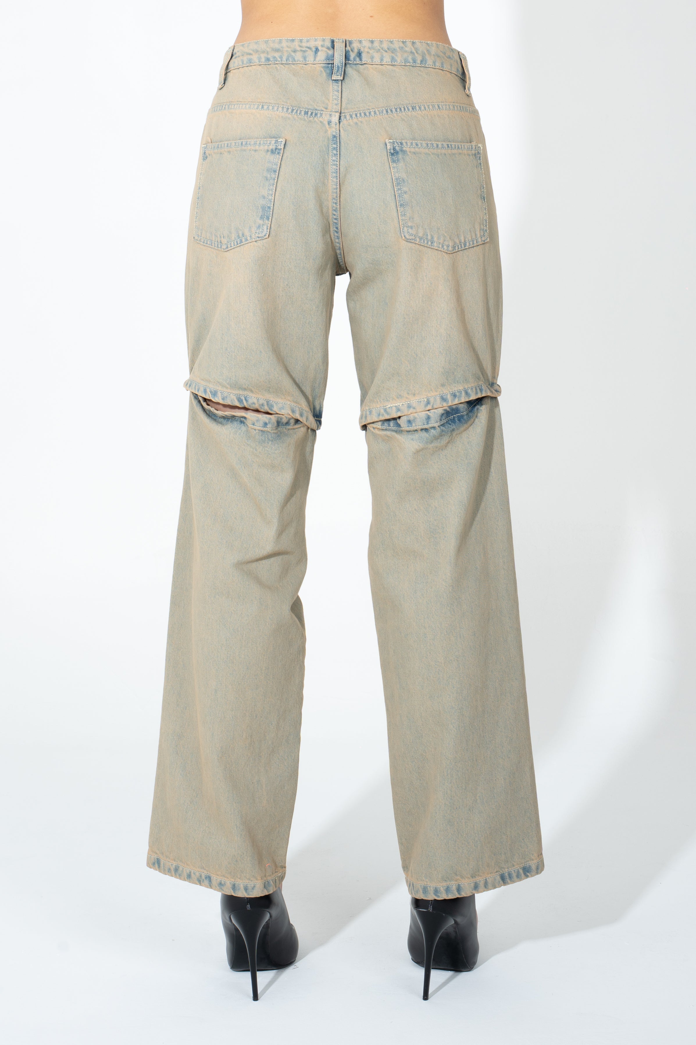 Jeans con apertura su ginocchia